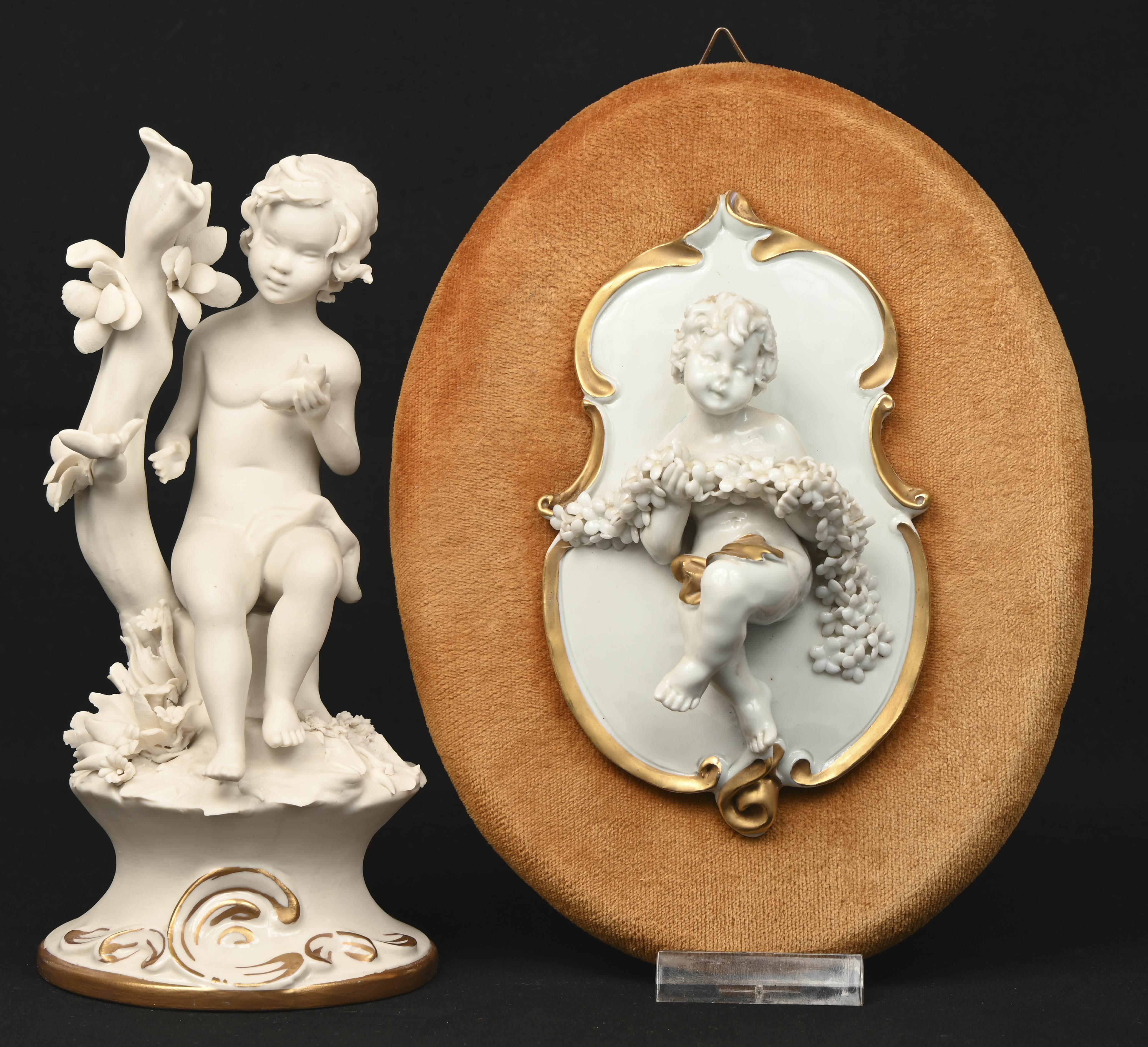 Twee beeldjes van kleurloos porselein met gouden accenten 1 Twee beeldjes van kleurloos porselein met gouden accenten