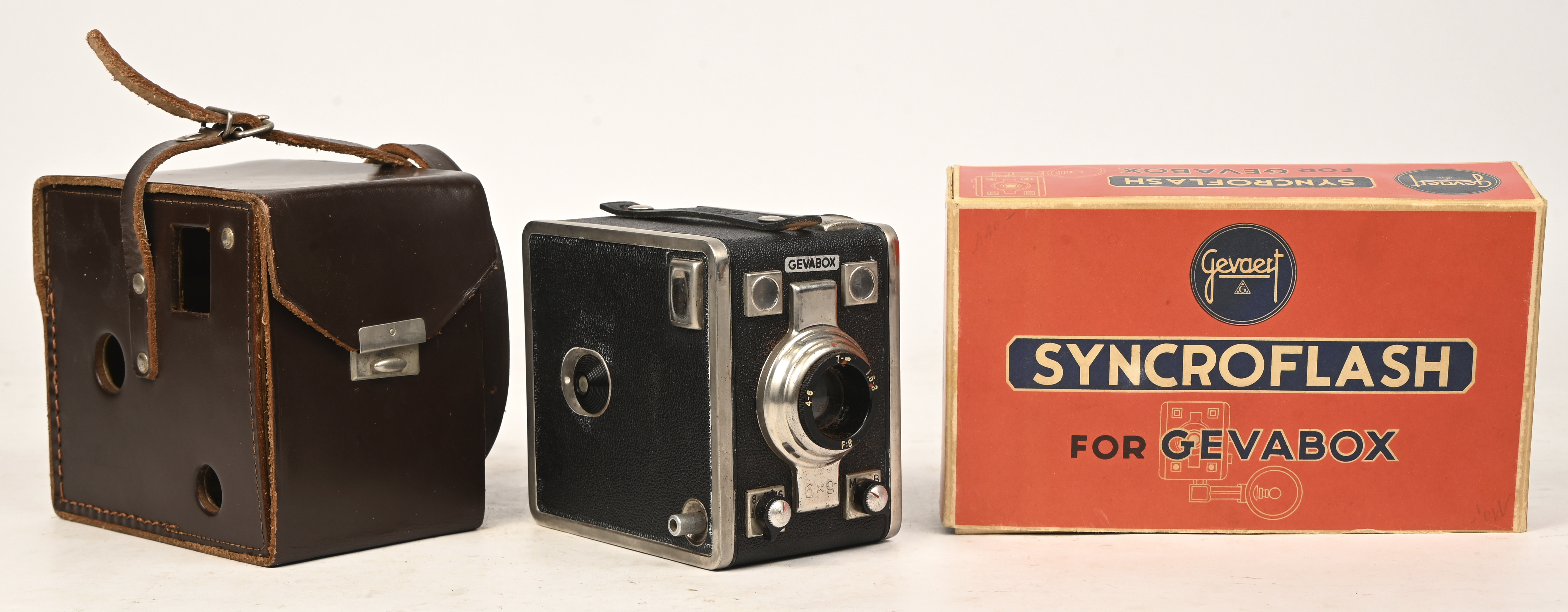 Een Gevabox camera met bijhorende Syncroflash flits Een Gevabox camera met bijhorende Syncroflash flits.