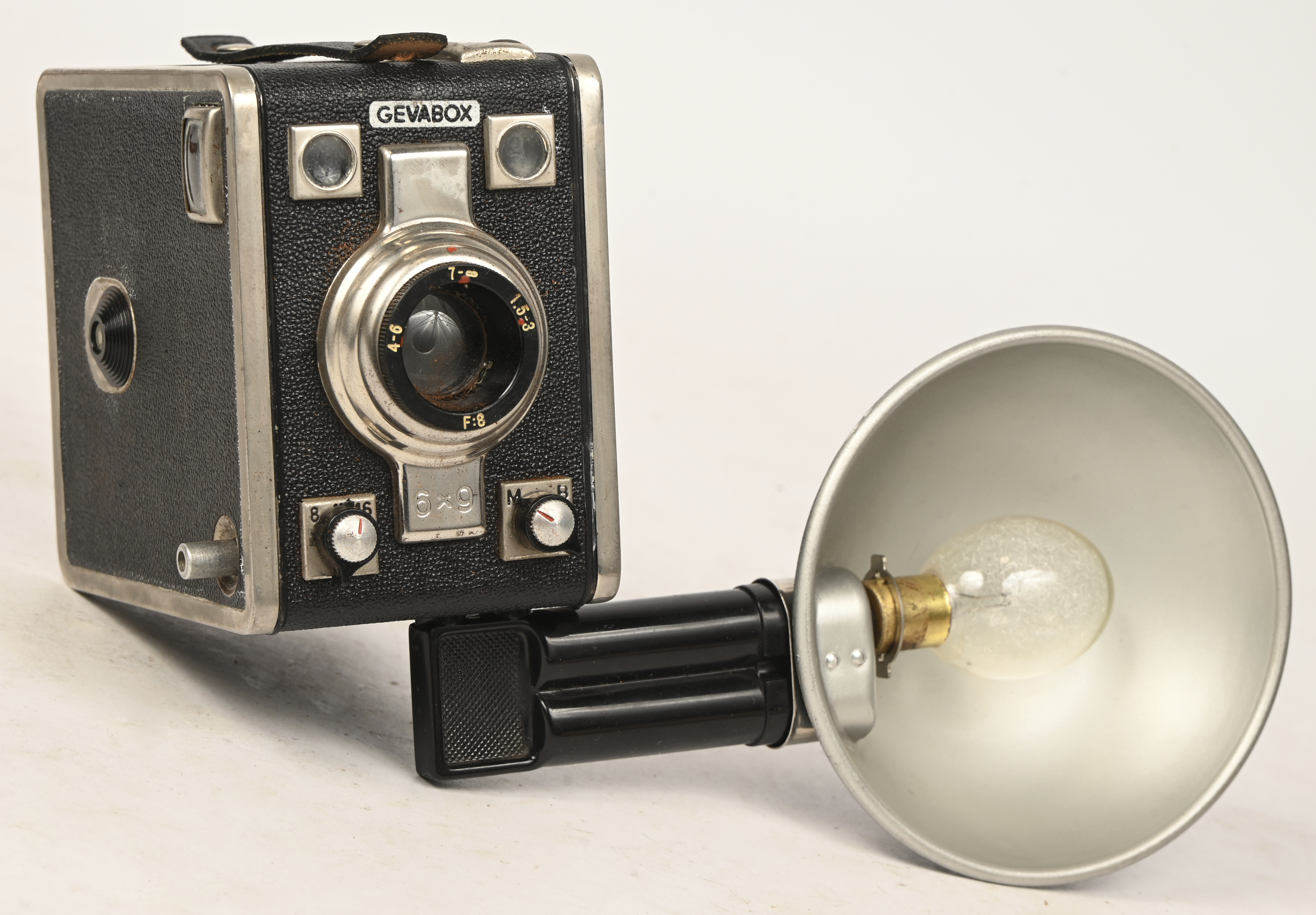 Een Gevabox camera met bijhorende Syncroflash flits Een Gevabox camera met bijhorende Syncroflash flits.