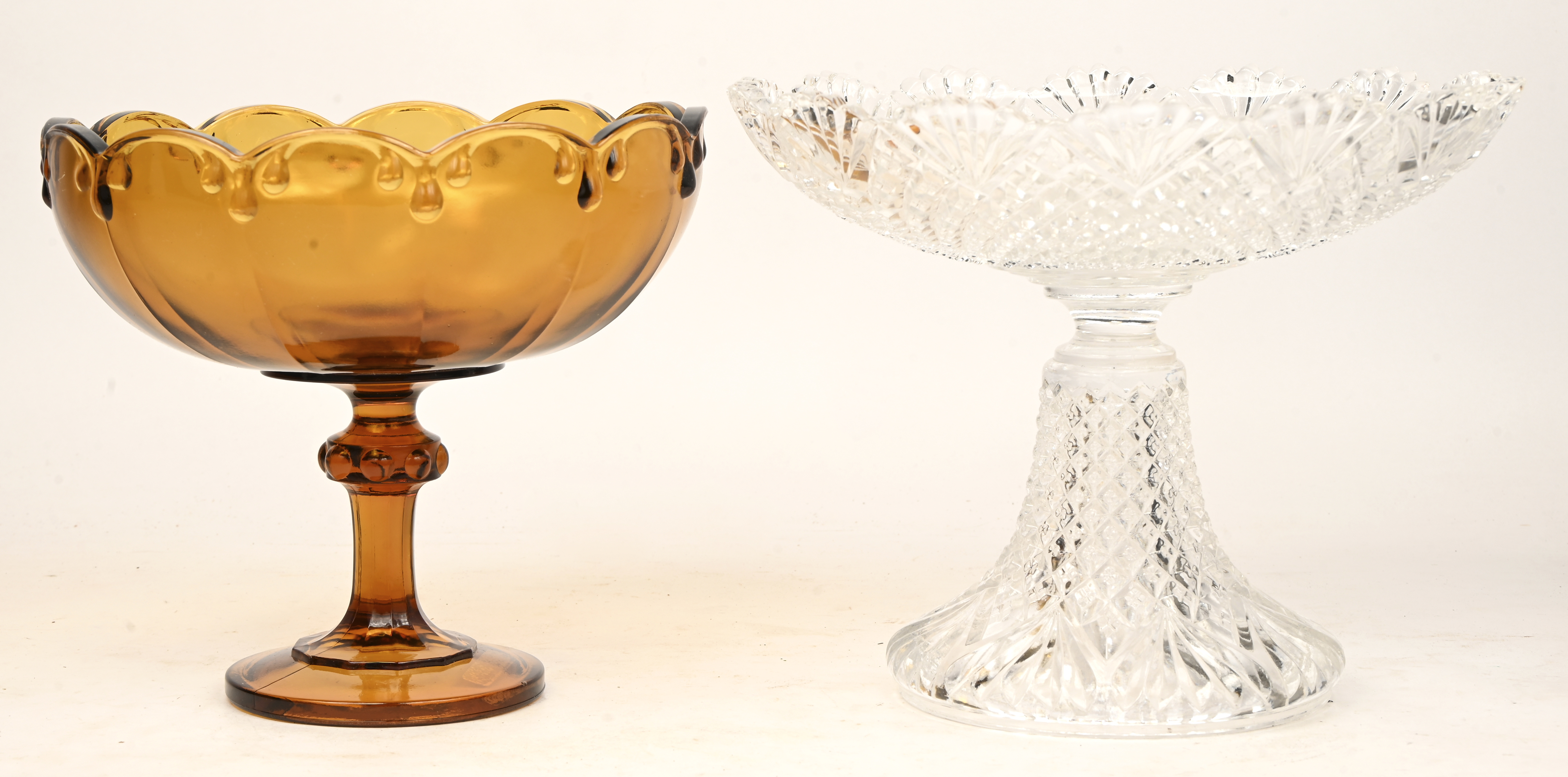 Twee schalen op voet. Een van kleurloos kristal gemerkt Val Saint Lambert en een van bruin glas Twee schalen op voet. Een van kleurloos kristal gemerkt Val Saint Lambert en een van bruin glas.