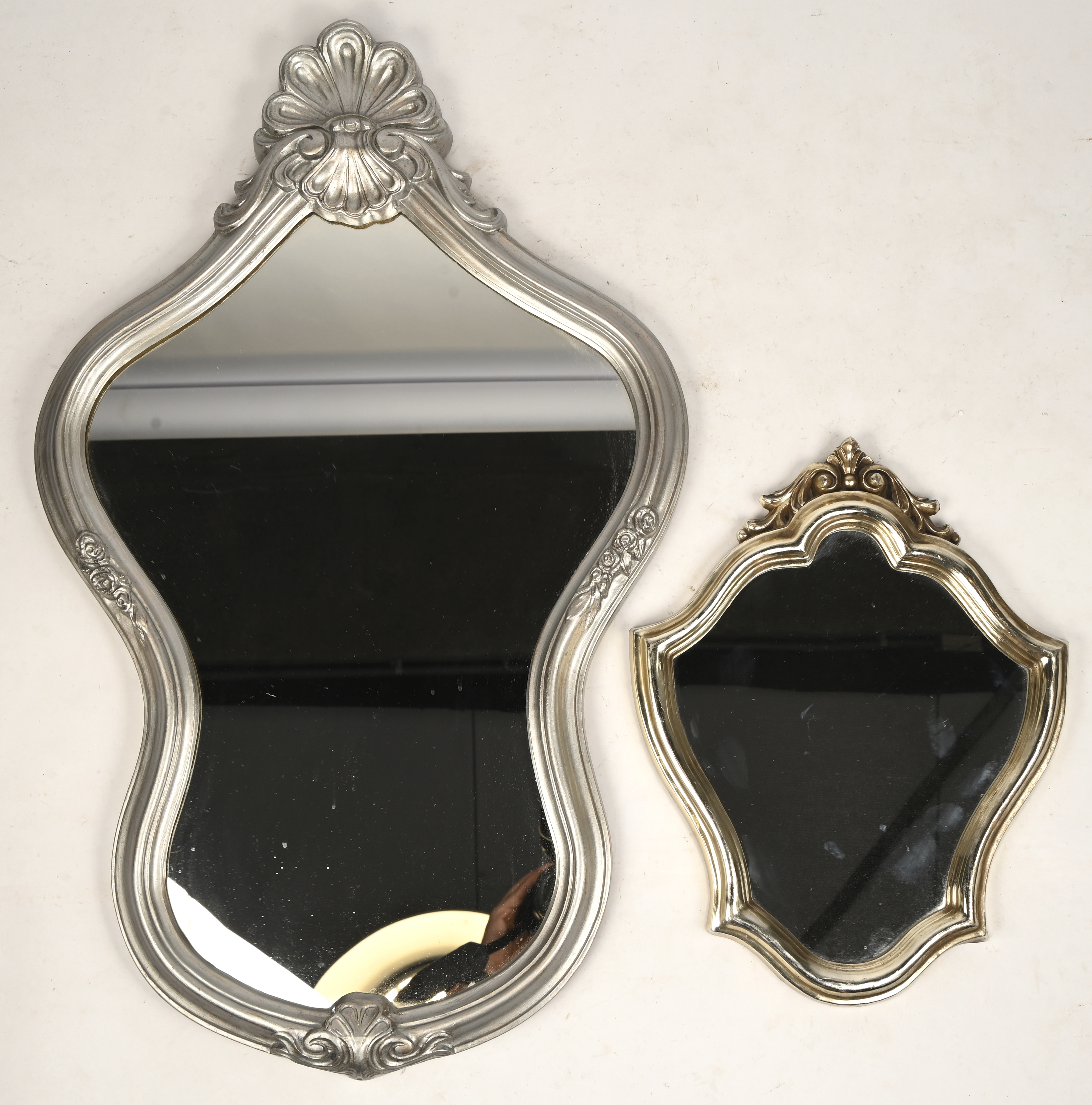 Twee spiegeltjes in zilverkleurige kaders, barokke stijl Twee spiegeltjes in zilverkleurige kaders, barokke stijl.