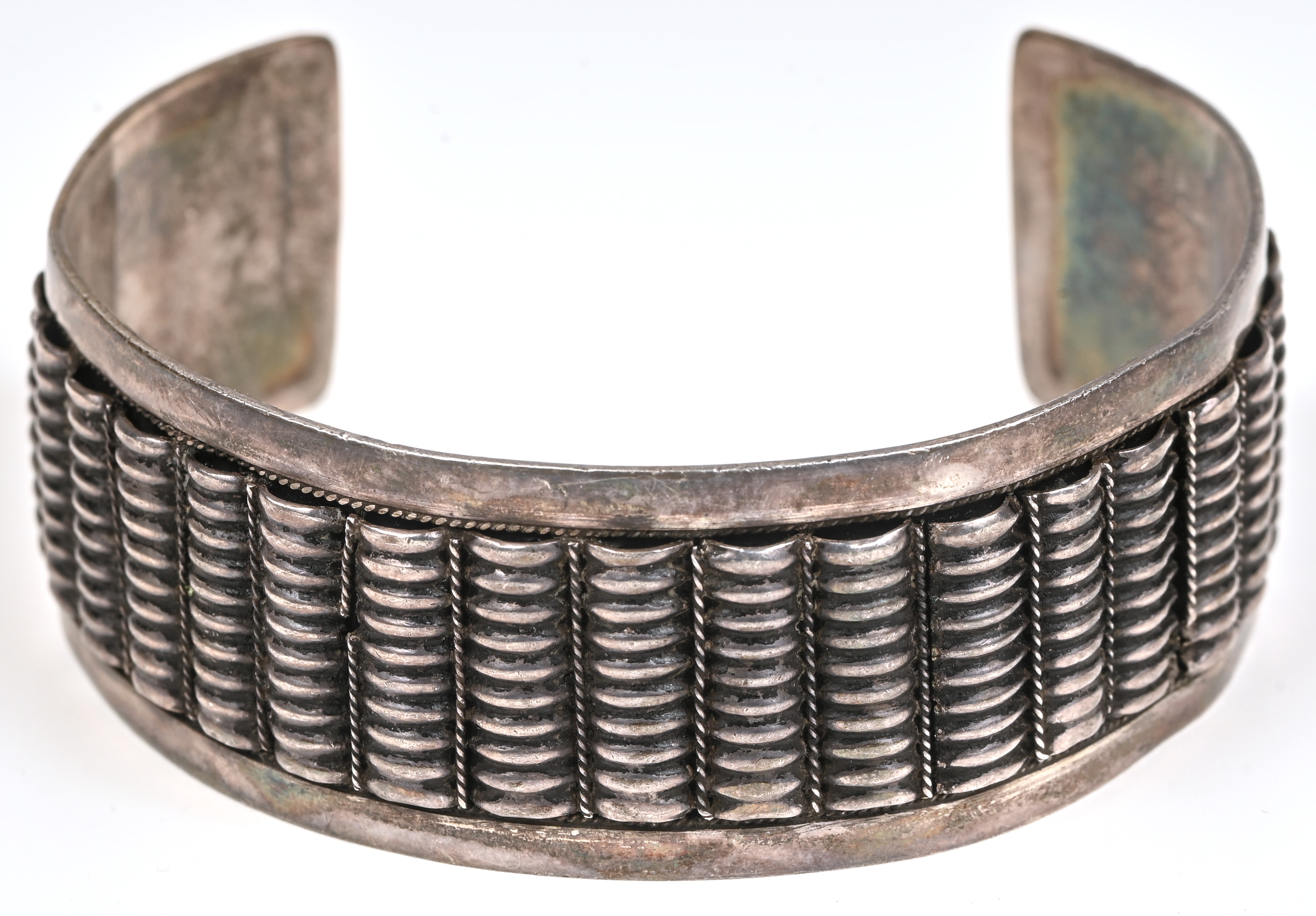 Een zilveren slavenarmband met vlechtwerk. Gemerkt 1000 Een zilveren slavenarmband met vlechtwerk. Gemerkt 1000.