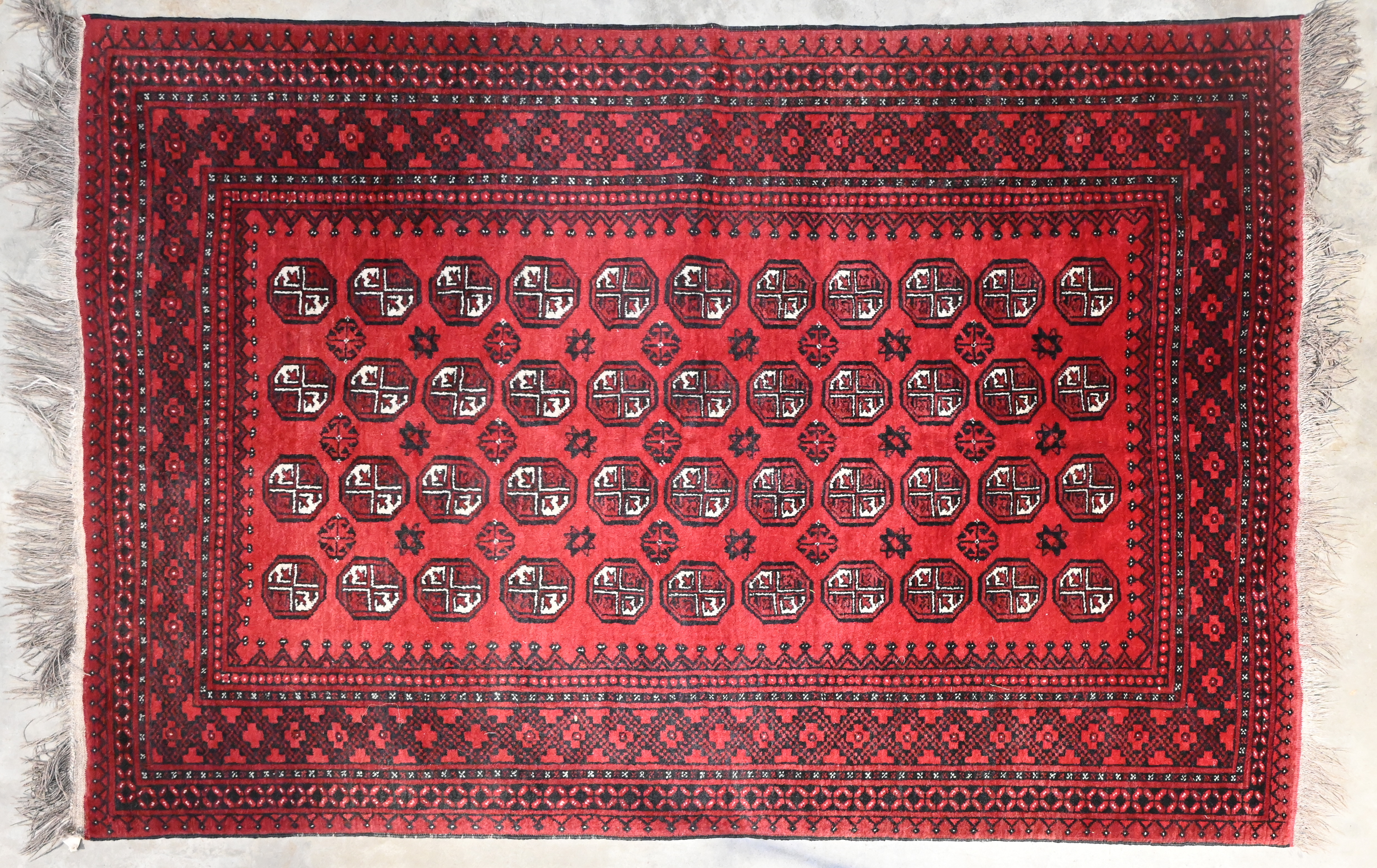 Een handgeknoopt oosters tapijt Een handgeknoopt oosters tapijt.