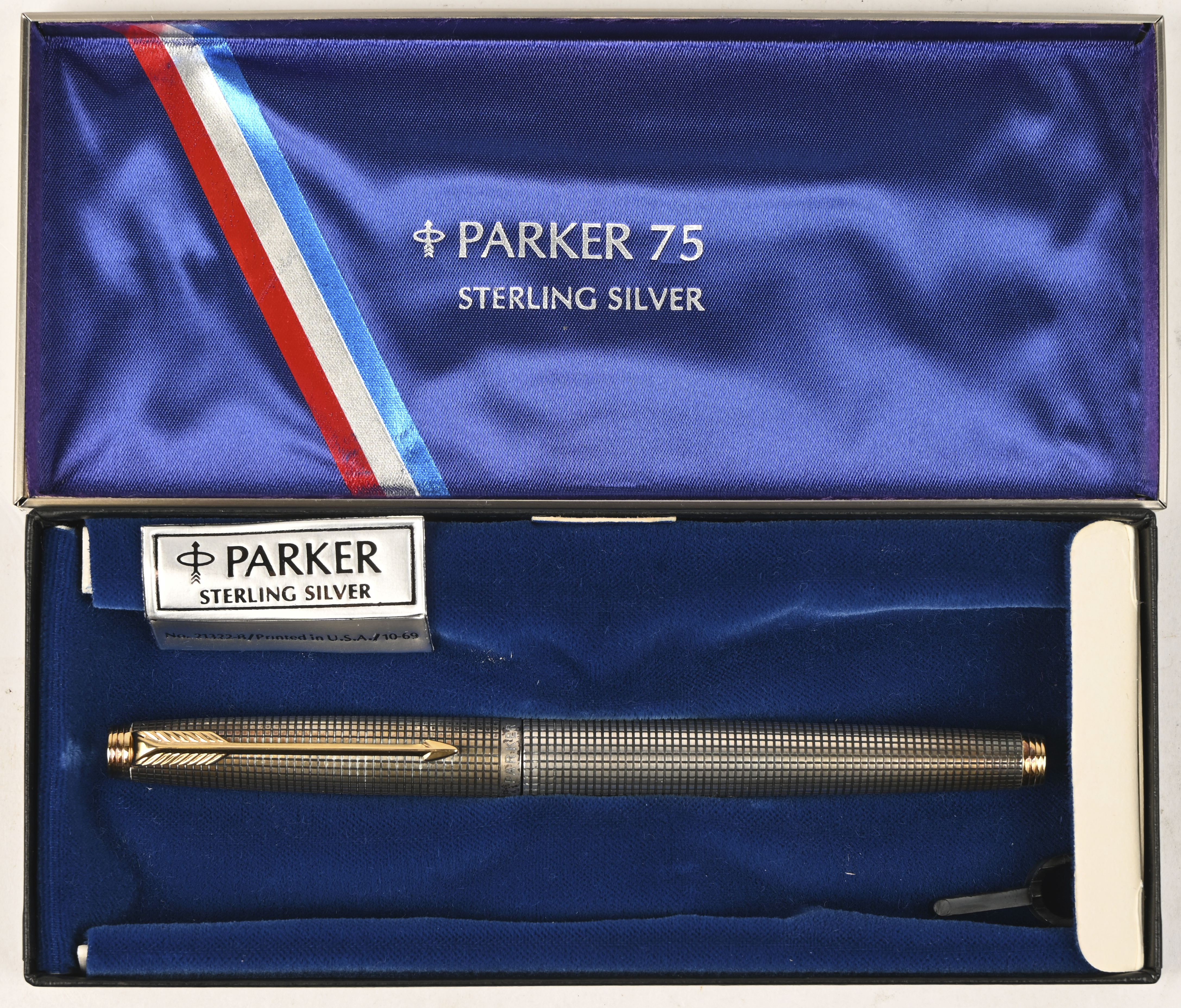 Parker 75. Een sterling zilveren vulpen met een 14kt gouden nib. Gemerkt Parker, sterling silver, made in USA. In originele verpakking Parker 75. Een sterling zilveren vulpen met een 14kt gouden nib. Gemerkt Parker, sterling silver, made in USA. In originele verpakking.