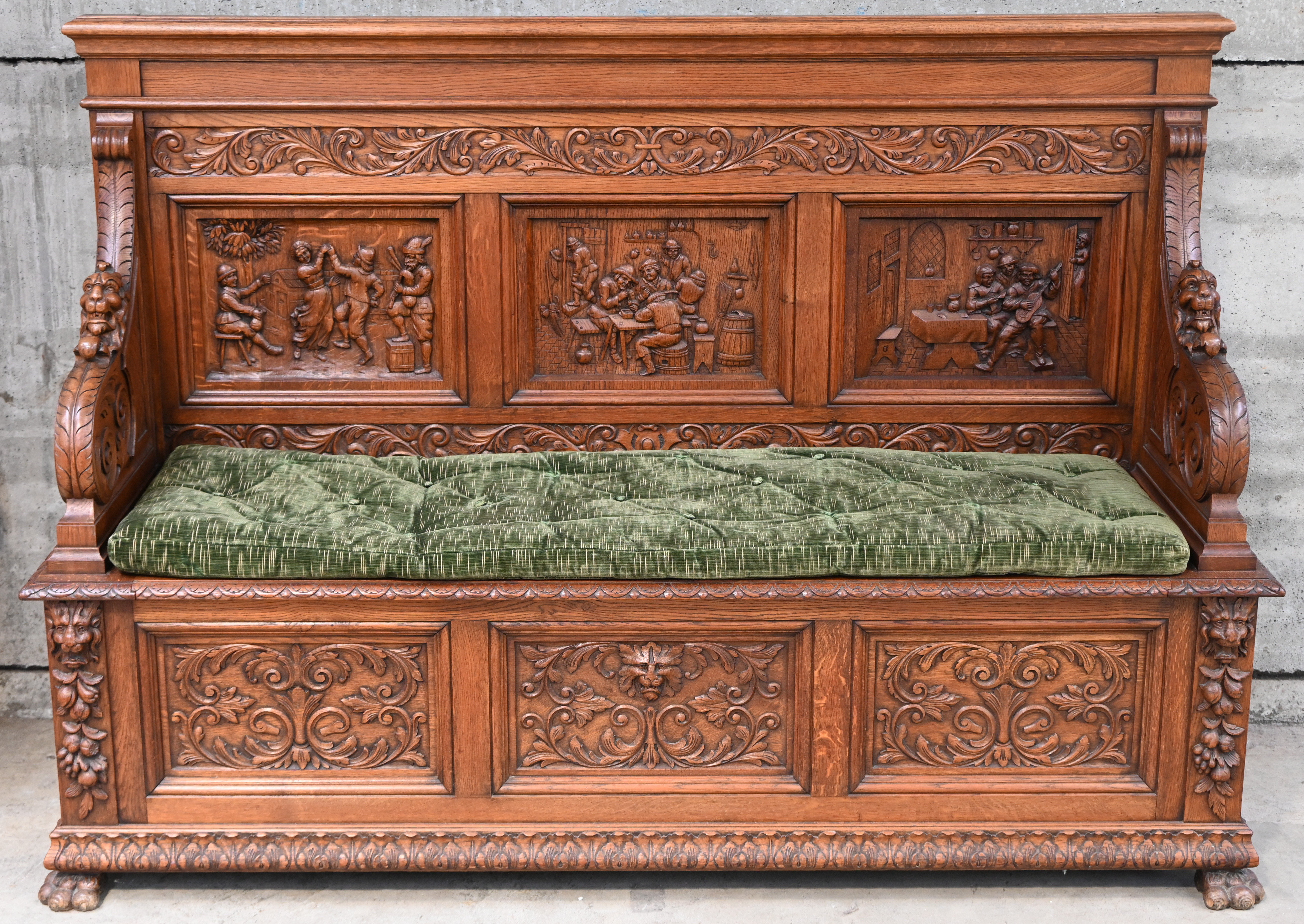 Een gesculpteerde massief eikenhouten halbank, toegeschreven aan Horckmans van de Battelse Steenweg, vroeger de beste beeldhouwer van Mechelen Een gesculpteerde massief eikenhouten halbank, toegeschreven aan Horckmans van de Battelse Steenweg, vroeger de beste beeldhouwer van Mechelen.