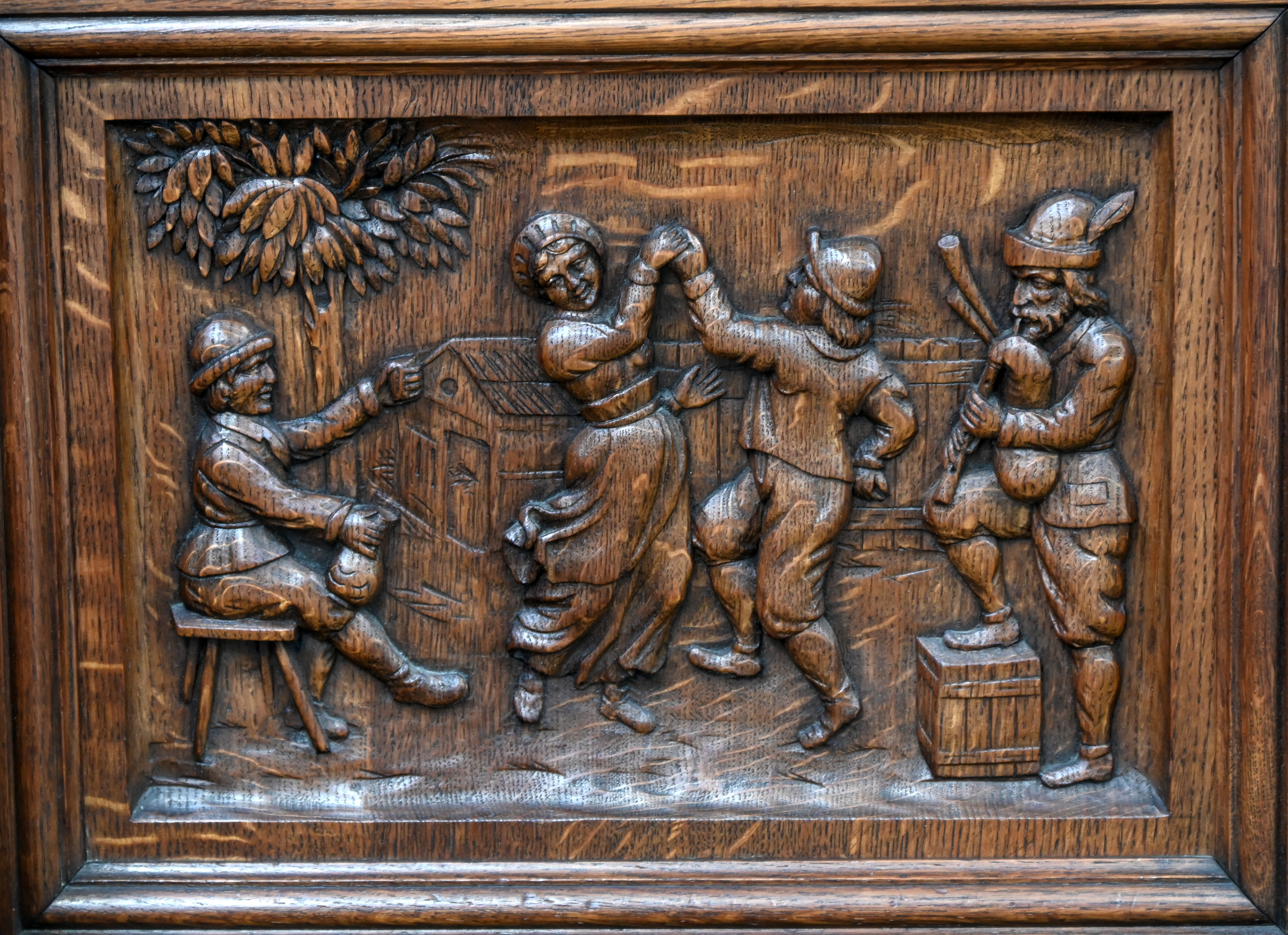 Een gesculpteerde massief eikenhouten halbank, toegeschreven aan Horckmans van de Battelse Steenweg, vroeger de beste beeldhouwer van Mechelen Een gesculpteerde massief eikenhouten halbank, toegeschreven aan Horckmans van de Battelse Steenweg, vroeger de beste beeldhouwer van Mechelen.