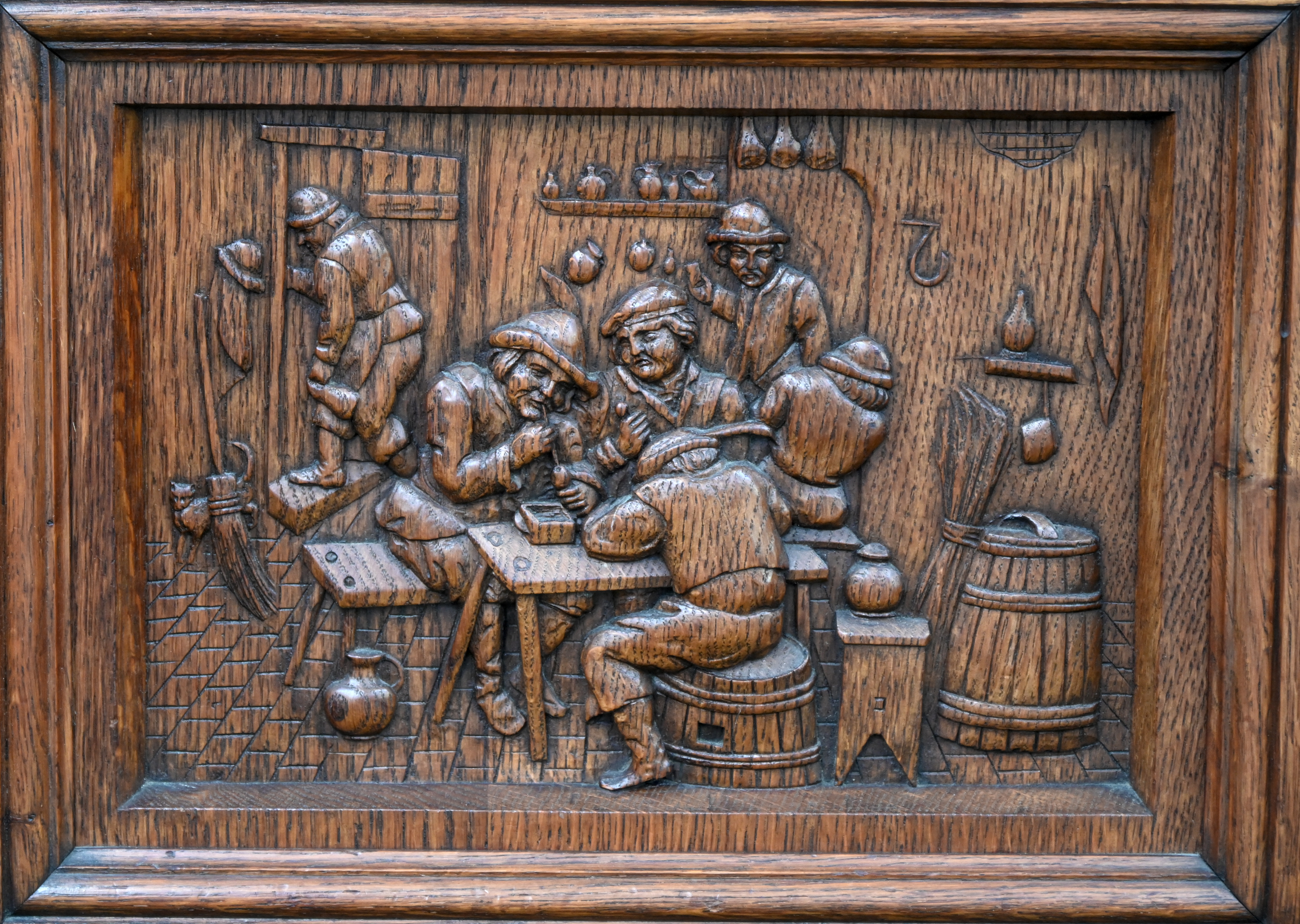 Een gesculpteerde massief eikenhouten halbank, toegeschreven aan Horckmans van de Battelse Steenweg, vroeger de beste beeldhouwer van Mechelen Een gesculpteerde massief eikenhouten halbank, toegeschreven aan Horckmans van de Battelse Steenweg, vroeger de beste beeldhouwer van Mechelen.