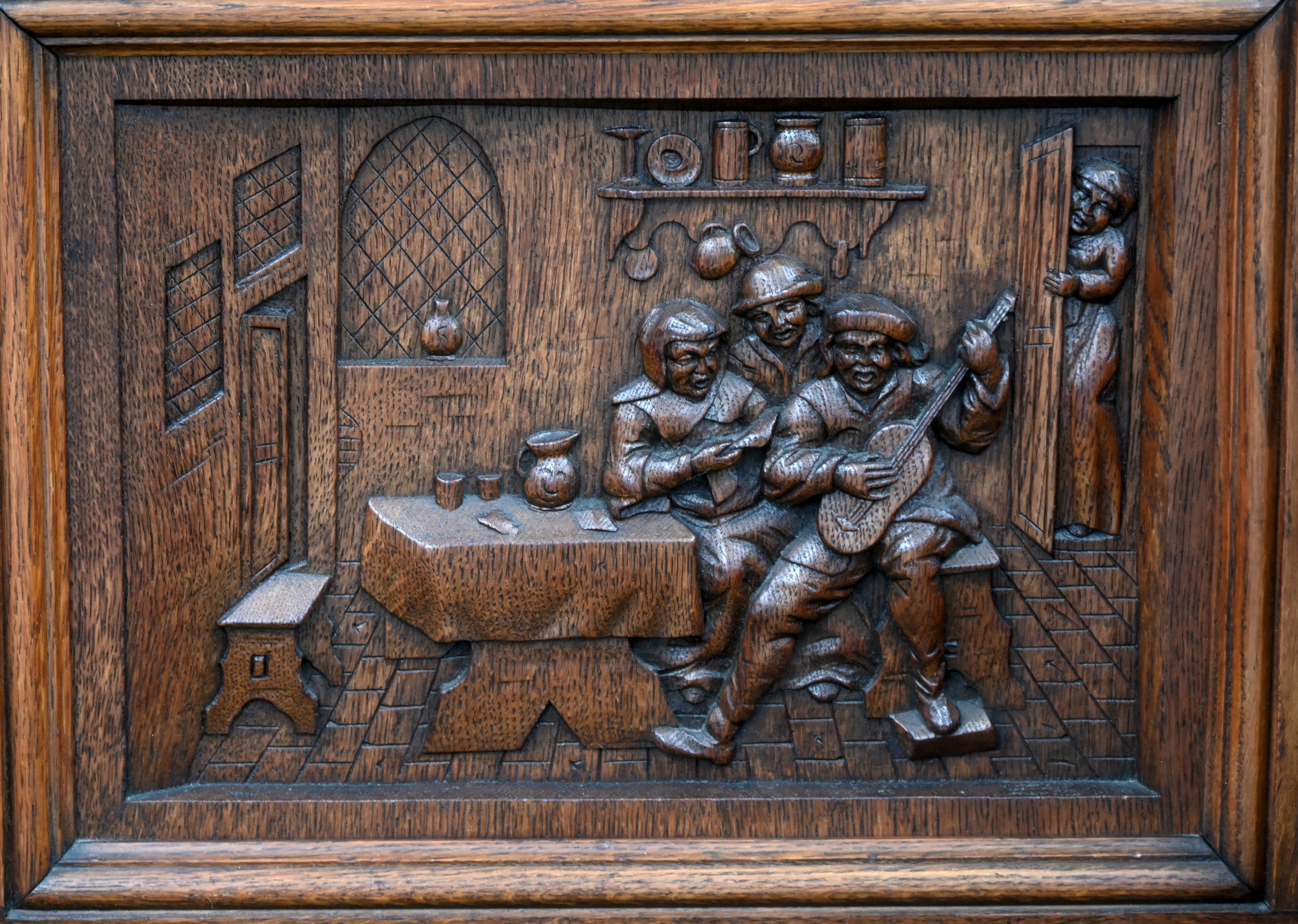 Een gesculpteerde massief eikenhouten halbank, toegeschreven aan Horckmans van de Battelse Steenweg, vroeger de beste beeldhouwer van Mechelen Een gesculpteerde massief eikenhouten halbank, toegeschreven aan Horckmans van de Battelse Steenweg, vroeger de beste beeldhouwer van Mechelen.