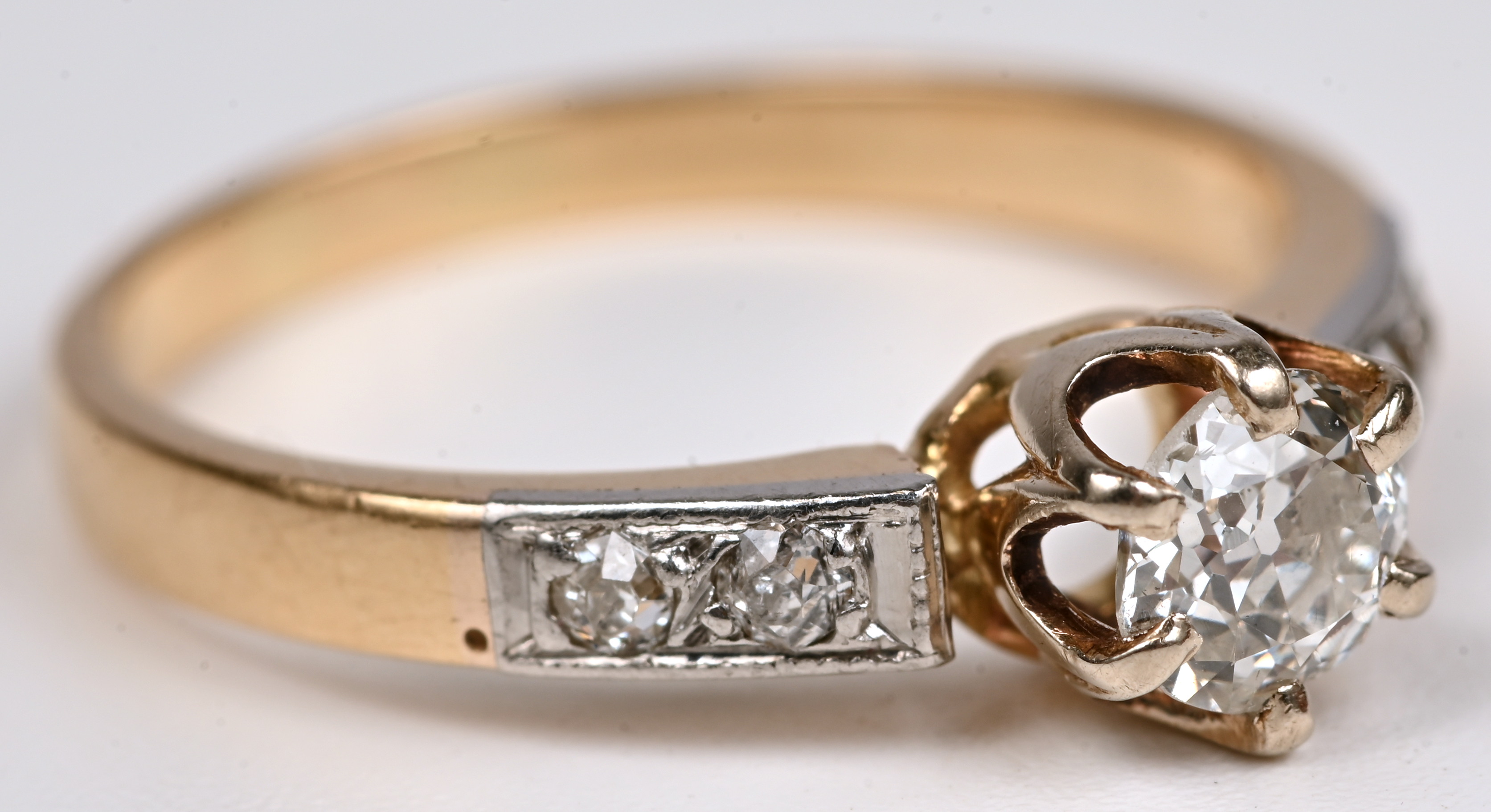 Een 18 kt geelgouden ring bezet met diamanten oude slijp met een gezamenlijk gewicht van +- 0,40 ct Een 18 kt geelgouden ring bezet met diamanten oude slijp met een gezamenlijk gewicht van +- 0,40 ct.