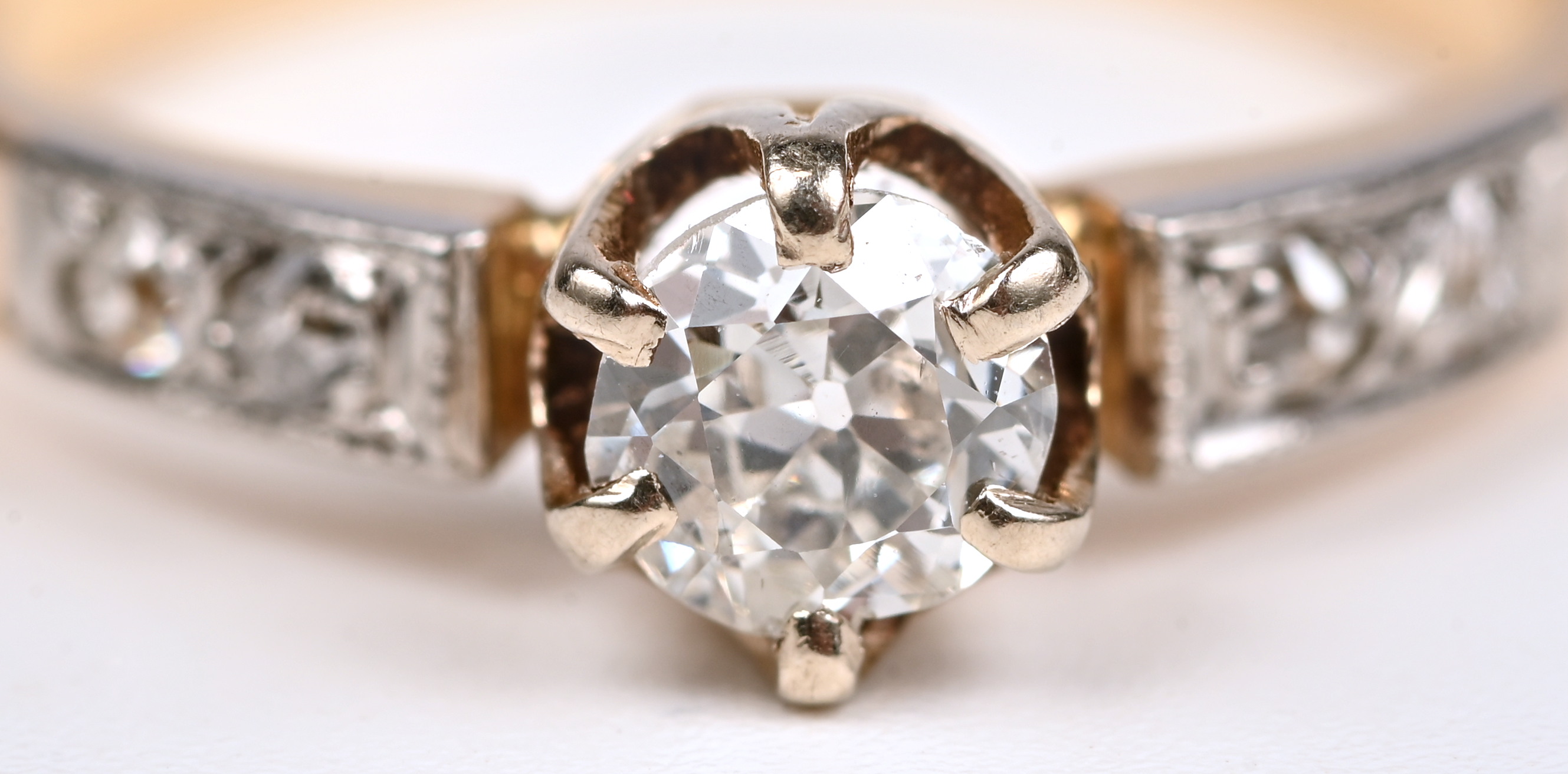 Een 18 kt geelgouden ring bezet met diamanten oude slijp met een gezamenlijk gewicht van +- 0,40 ct Een 18 kt geelgouden ring bezet met diamanten oude slijp met een gezamenlijk gewicht van +- 0,40 ct.