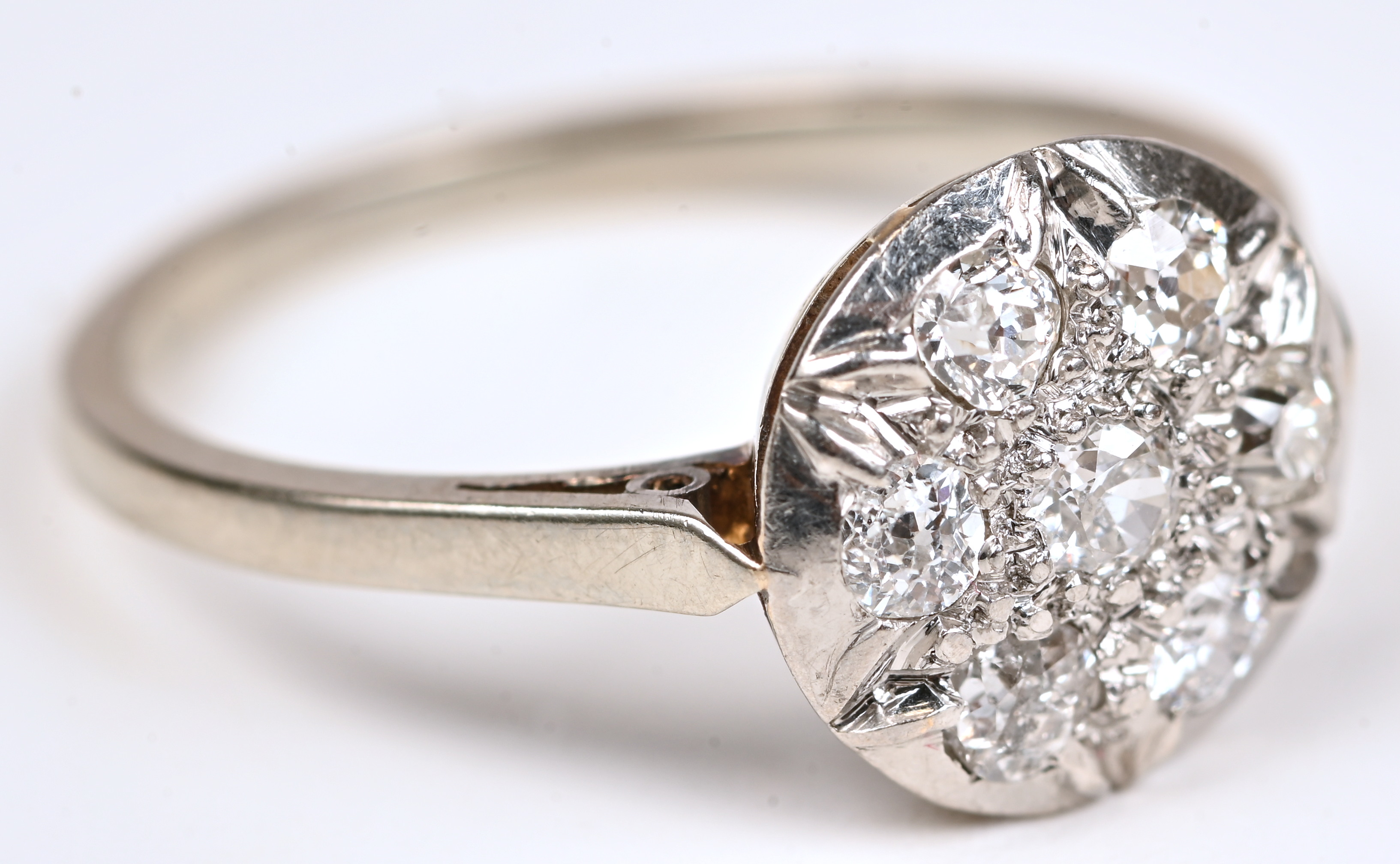 Een 18 kt witgouden ring bezet met briljanten met een gezamenlijk gewicht van +- 0,50 ct Een 18 kt witgouden ring bezet met briljanten met een gezamenlijk gewicht van +- 0,50 ct.