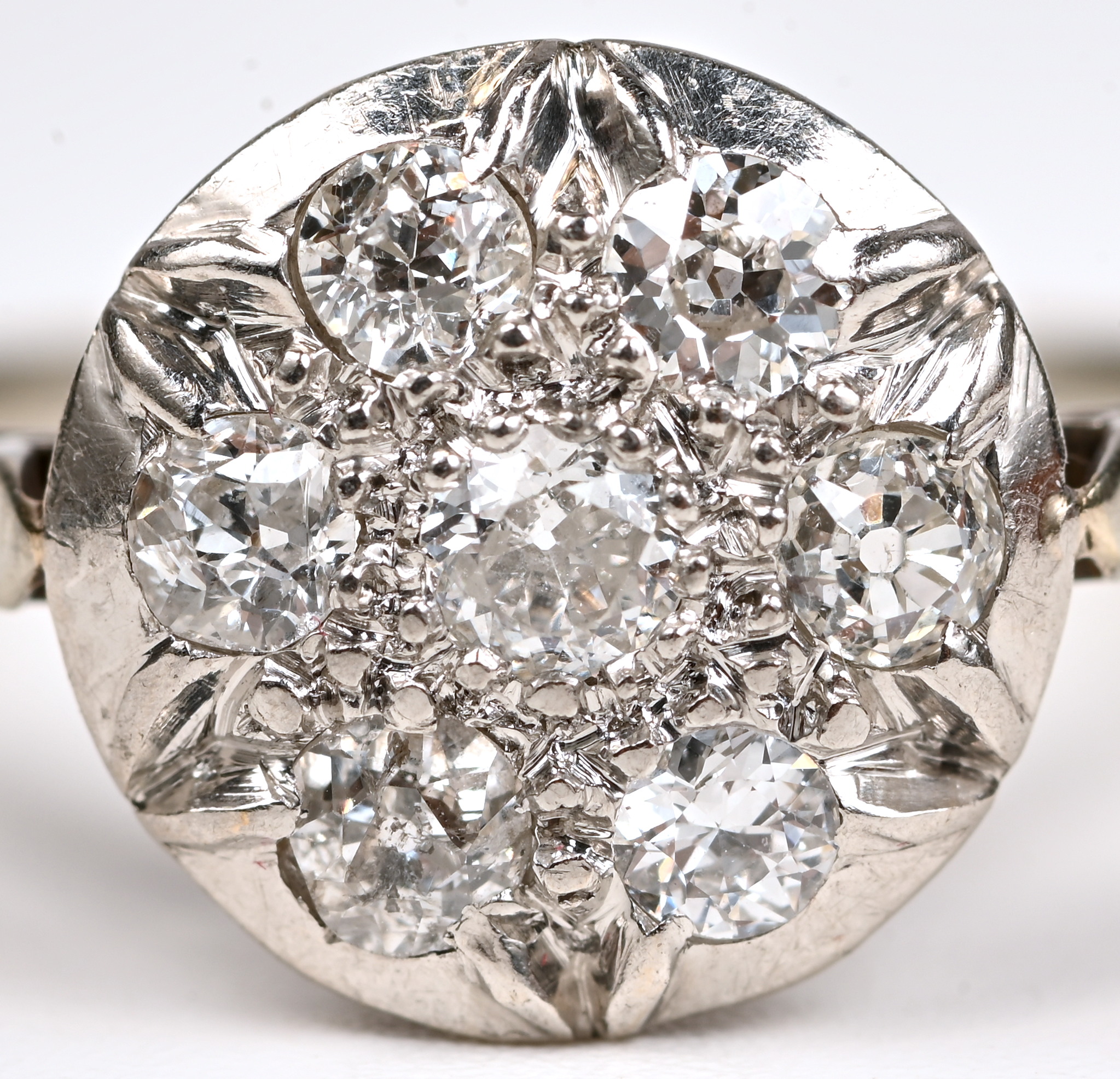 Een 18 kt witgouden ring bezet met briljanten met een gezamenlijk gewicht van +- 0,50 ct Een 18 kt witgouden ring bezet met briljanten met een gezamenlijk gewicht van +- 0,50 ct.