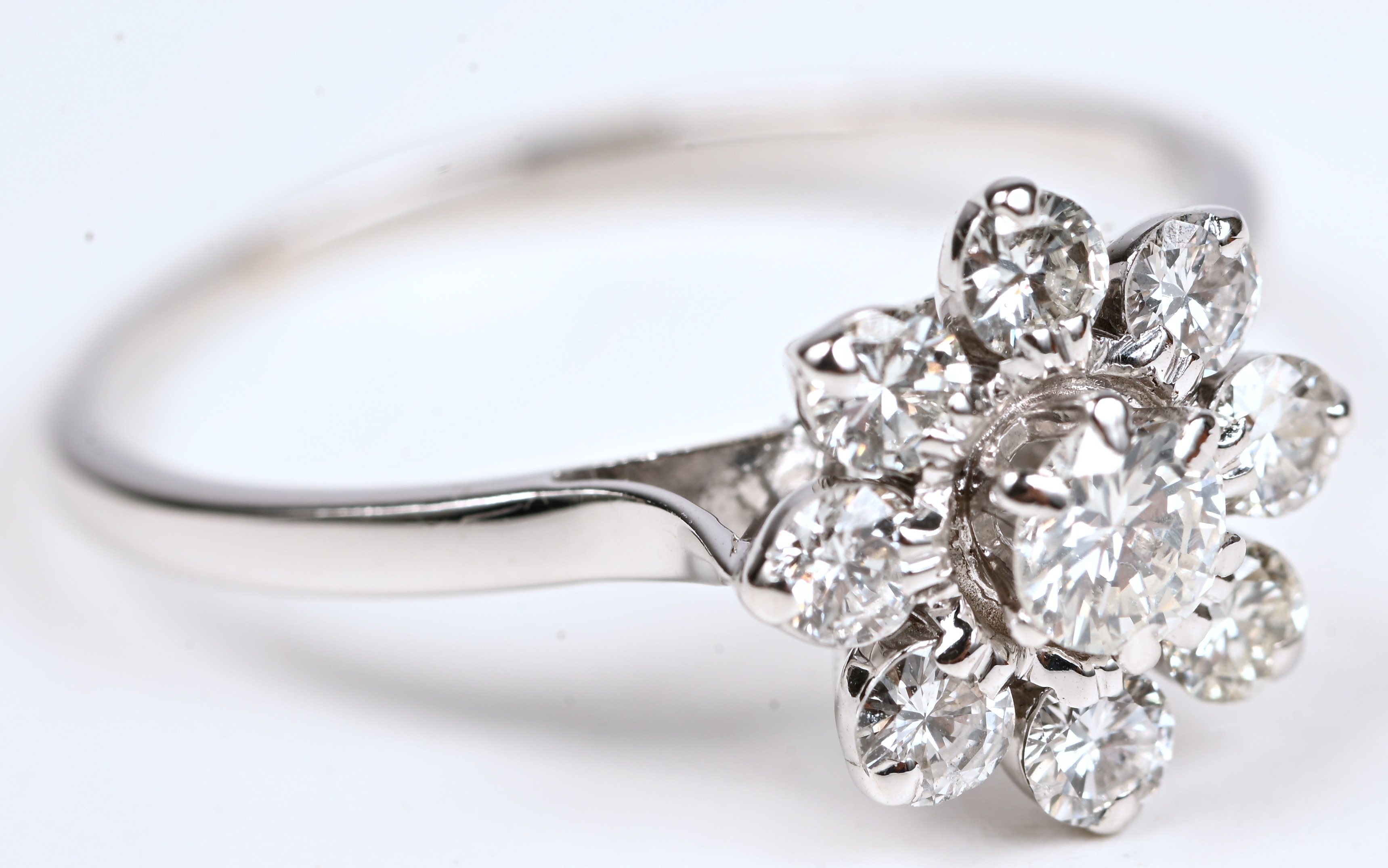 Een 18 kt witgouden ring bezet met briljanten met een gezamenlijk gewicht van +- 0,80 ct Een 18 kt witgouden ring bezet met briljanten met een gezamenlijk gewicht van +- 0,80 ct.