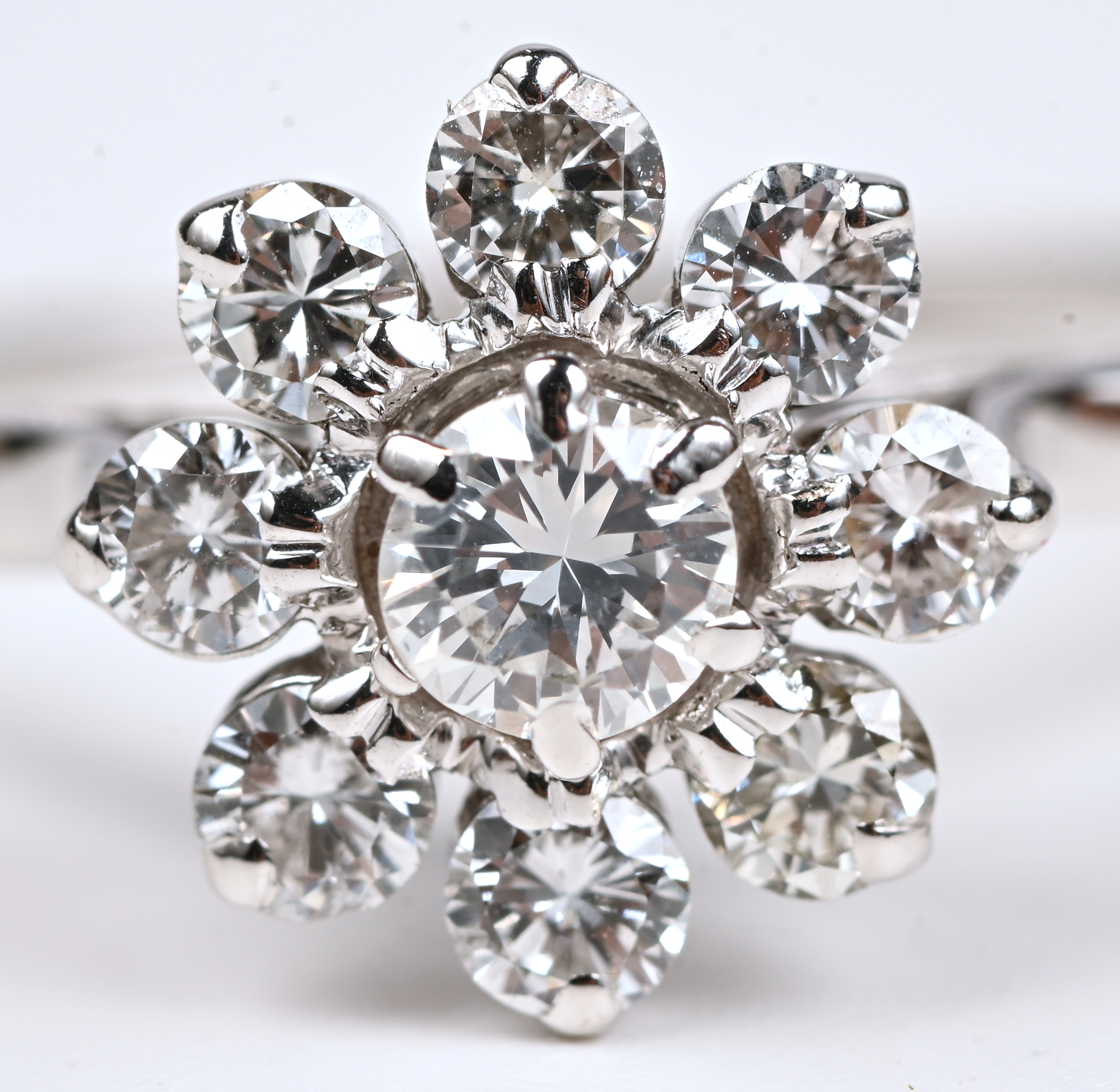 Een 18 kt witgouden ring bezet met briljanten met een gezamenlijk gewicht van +- 0,80 ct Een 18 kt witgouden ring bezet met briljanten met een gezamenlijk gewicht van +- 0,80 ct.