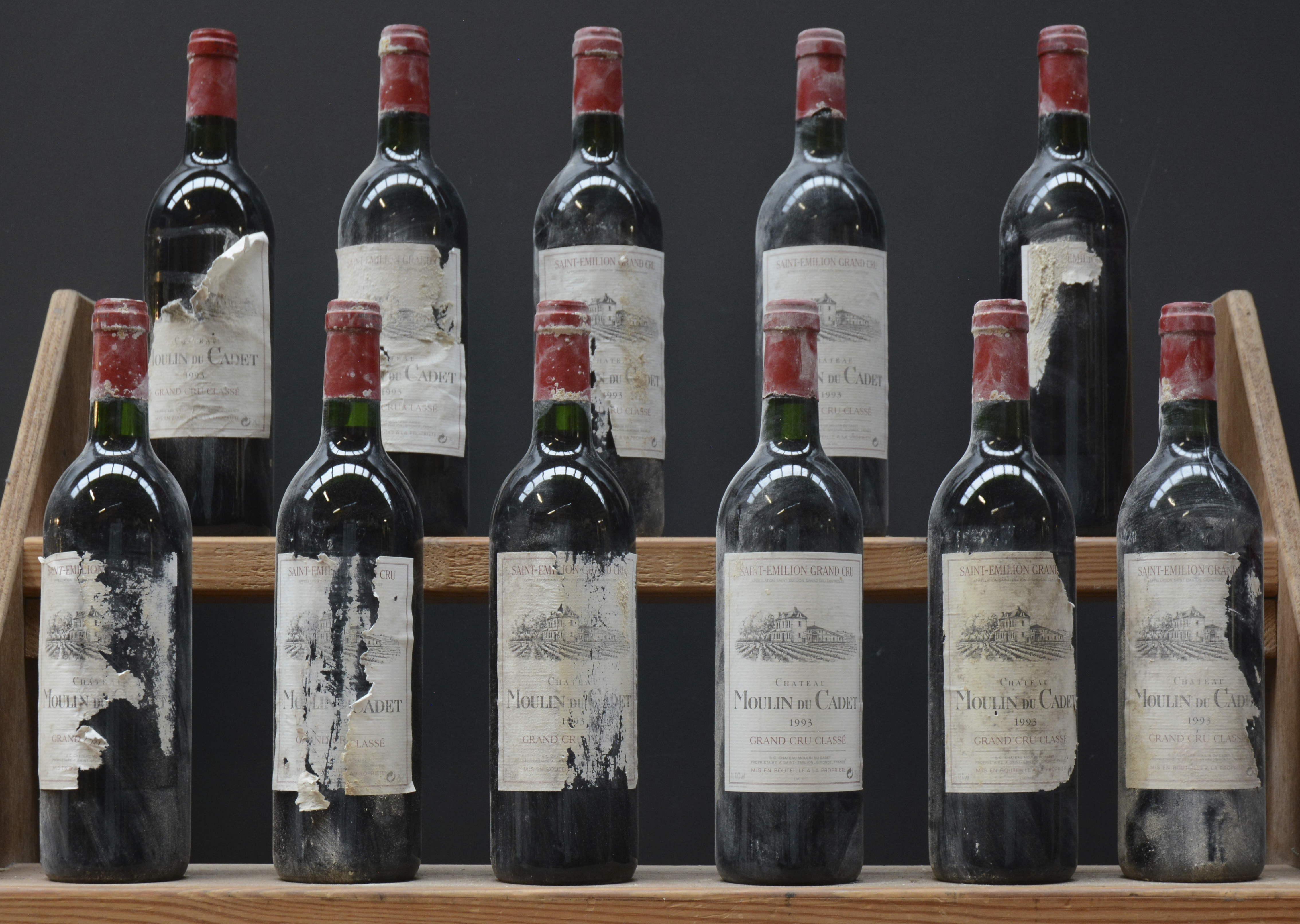 Ch. Moulin du Cadet A.C. St-Emilion grand cru classé M.C Ch. Moulin du Cadet A.C. St-Emilion grand cru classé M.C. 1993 aantal: 12 bt goede niveaus, slechte en manco etiketten