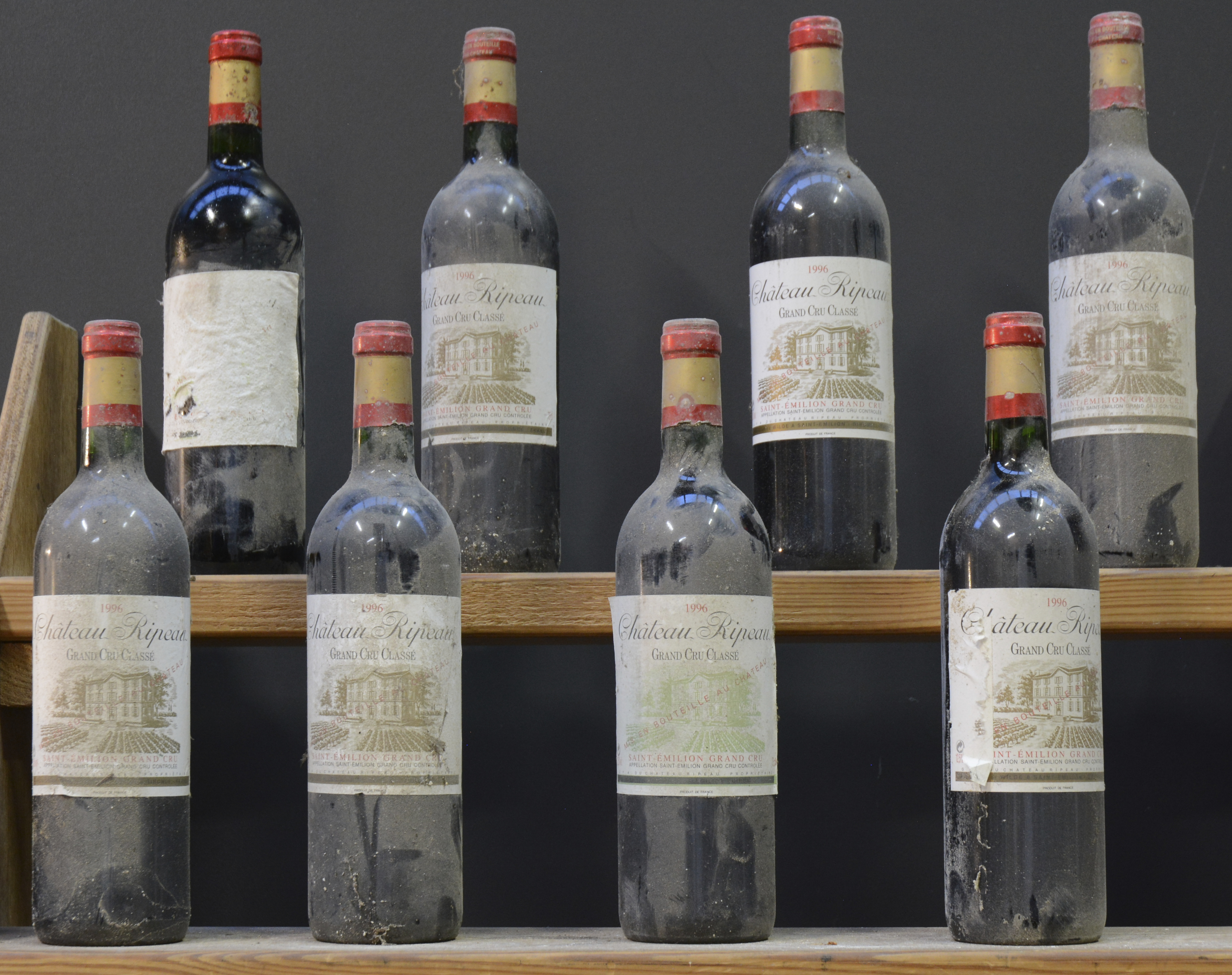 Ch. Ripeau A.C. St-Emilion grand cru classé M.C Ch. Ripeau A.C. St-Emilion grand cru classé M.C. 1996 aantal: 8 bt 1 vervaagd etiket