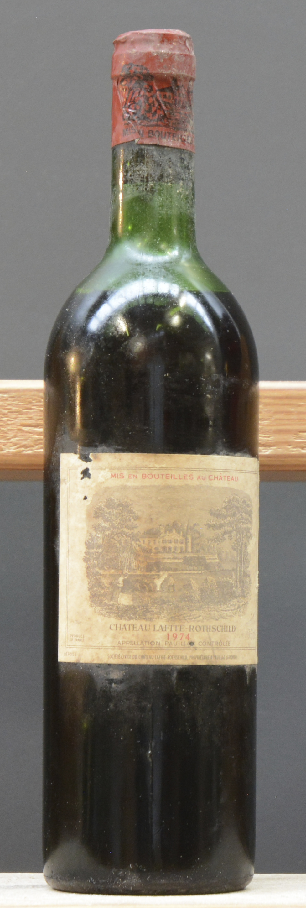 Ch. Lafite-Rothschild A.C. Pauillac 1e grand cru classé M.C Ch. Lafite-Rothschild A.C. Pauillac 1e grand cru classé M.C. 1974 aantal: 1 bt ms, enkele kleine gaatjes in etiket