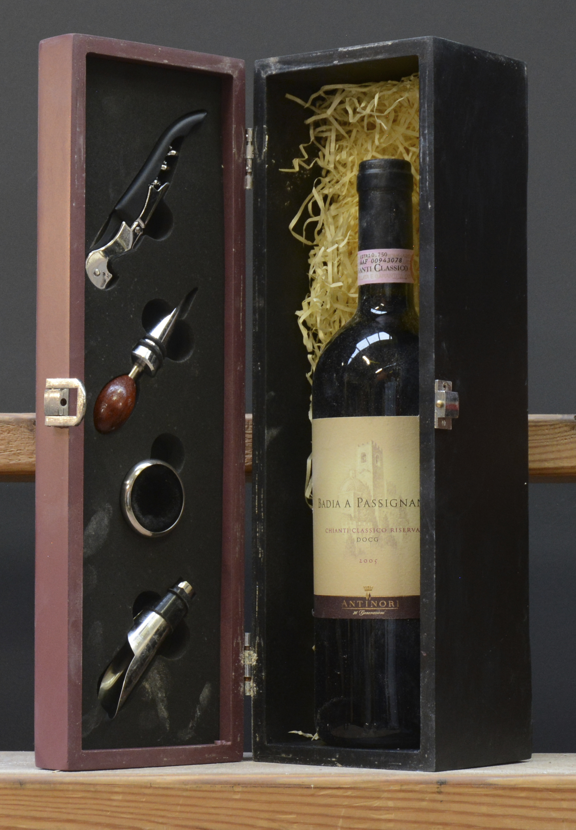 Badia a Passignano D.O.C.G. Chianti Classico Riserva Antinori M.O. O.K Badia a Passignano D.O.C.G. Chianti Classico Riserva Antinori M.O. O.K. 2005 aantal: 1 bt In koffertje “Friends of Wine” met wijnbenodigdheden