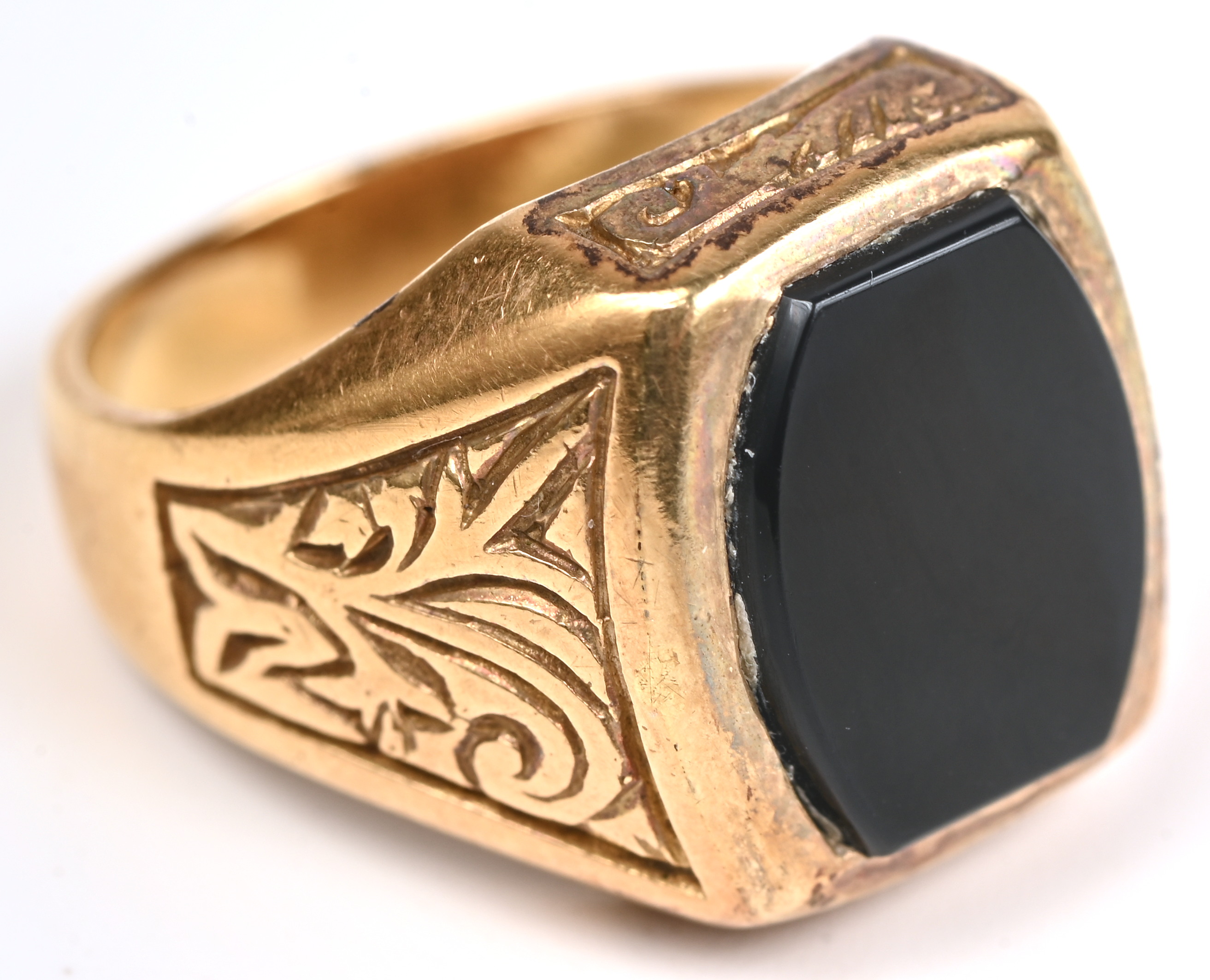 Een 18 kt geelgouden cachetring bezet met onyx Een 18 kt geelgouden cachetring bezet met onyx.