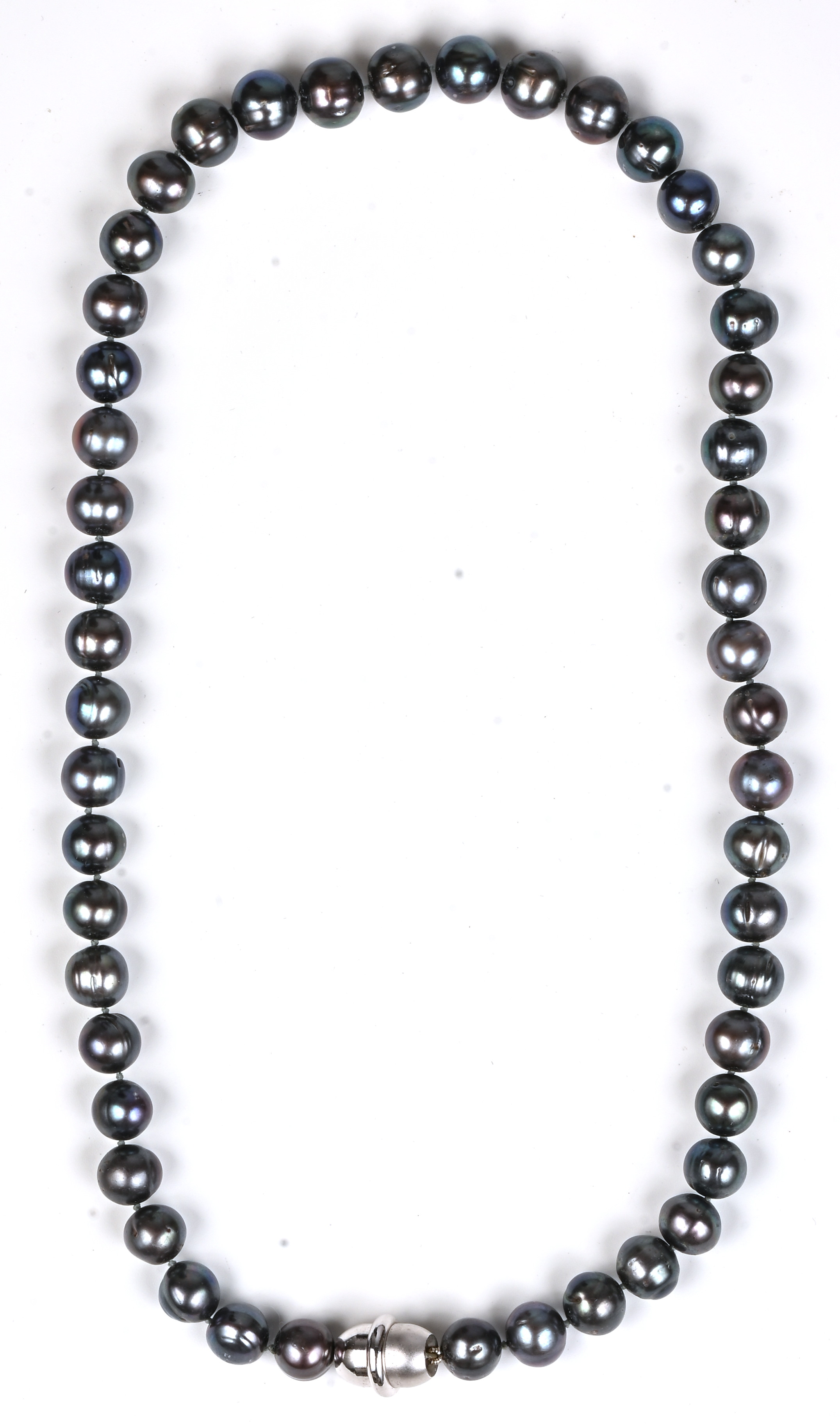 Een halssnoer van grijze parels bezet met magneetslot Een halssnoer van grijze parels bezet met magneetslot.