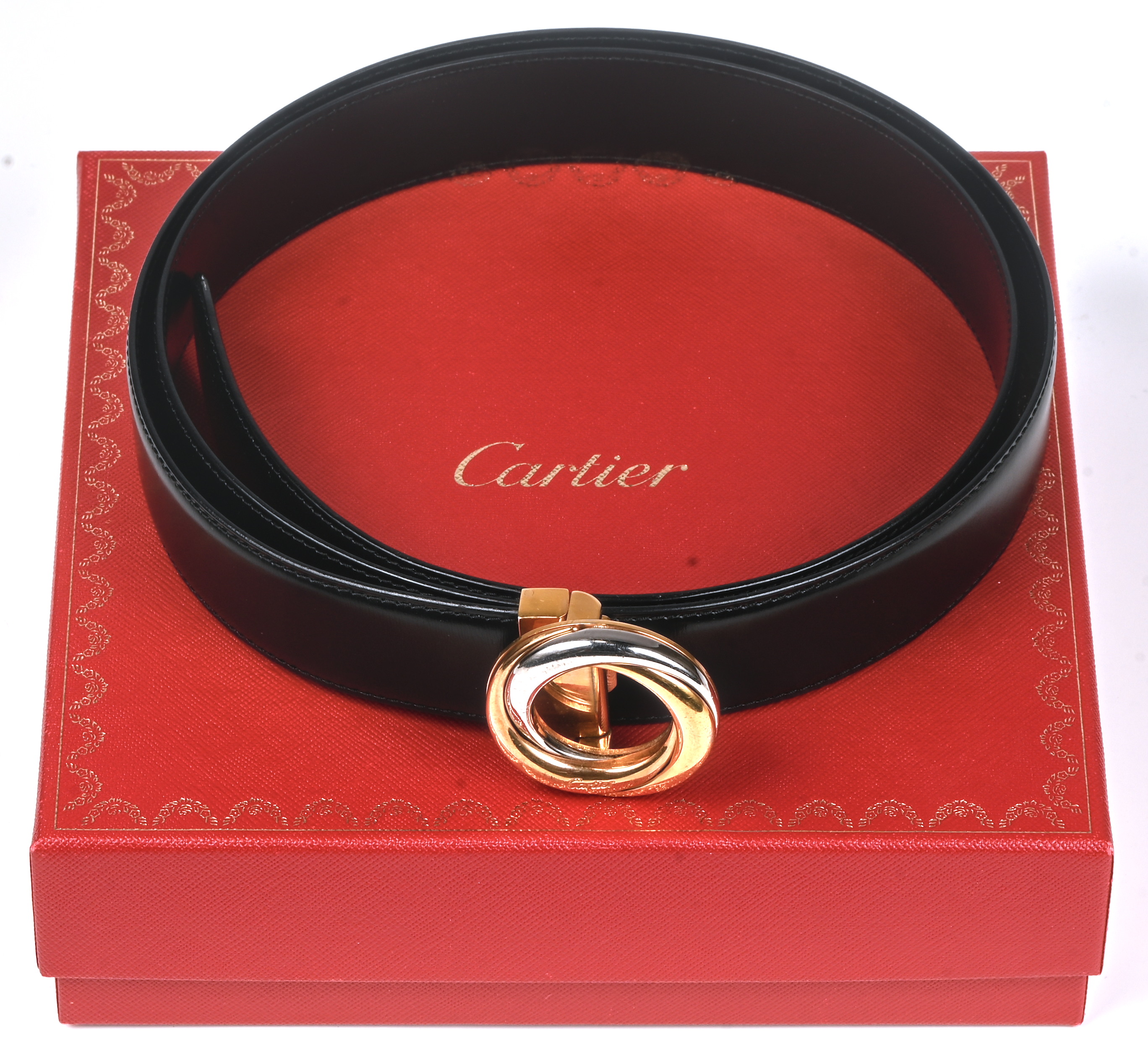 Een zwart lederen centuur met gesp in twee kleuren. Gemerkt en in originele doos Een zwart lederen centuur met gesp in twee kleuren. Gemerkt en in originele doos.