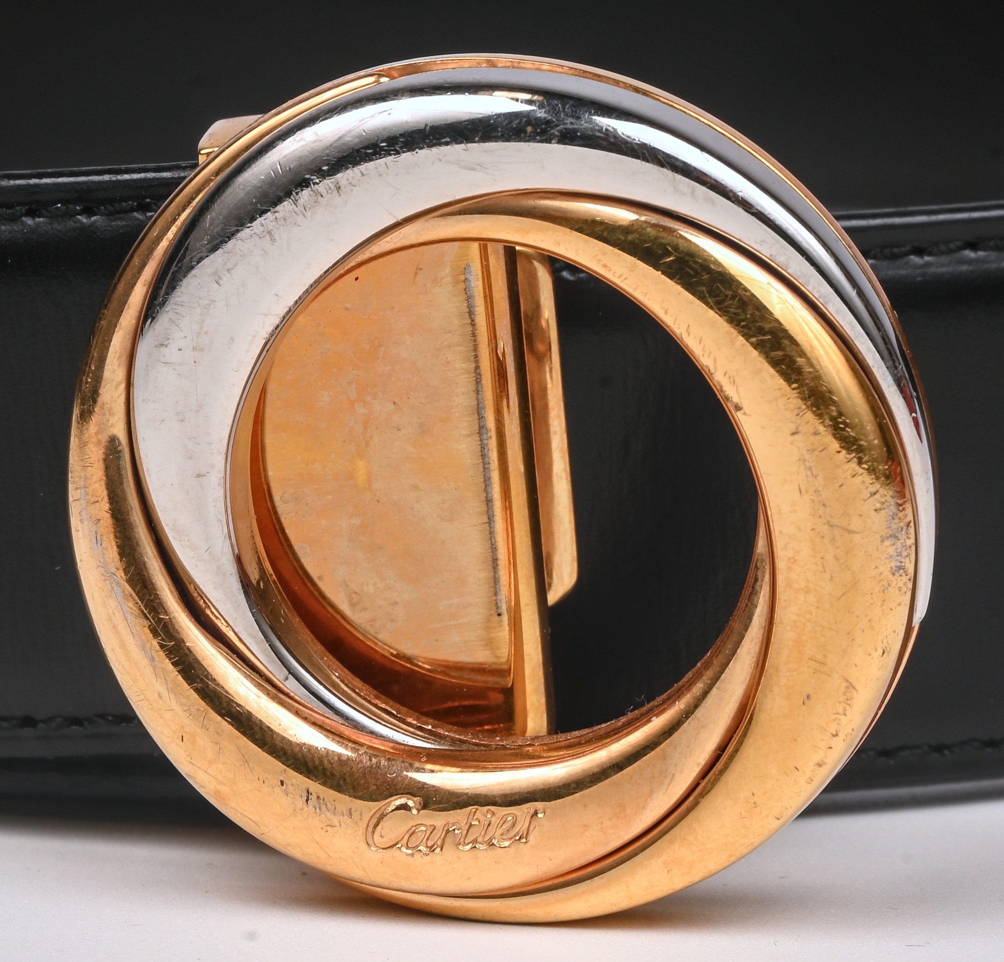 Een zwart lederen centuur met gesp in twee kleuren. Gemerkt en in originele doos Een zwart lederen centuur met gesp in twee kleuren. Gemerkt en in originele doos.