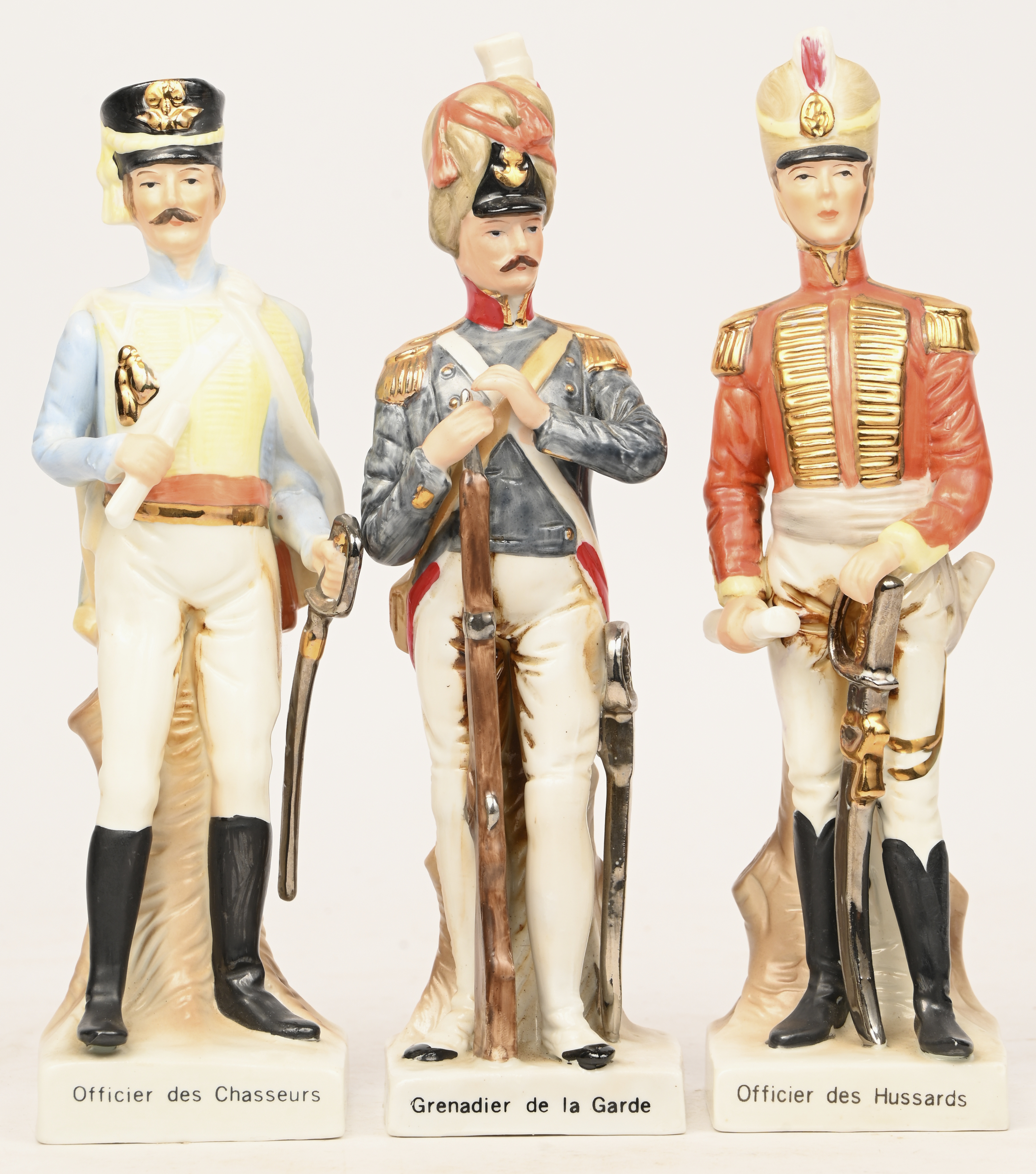 Een lot van 3 porseleinen Napoleontische soldaten: Officier des Chasseurs, Grenadier de la Garde en Officier des Hussards Een lot van 3 porseleinen Napoleontische soldaten: Officier des Chasseurs, Grenadier de la Garde en Officier des Hussards.