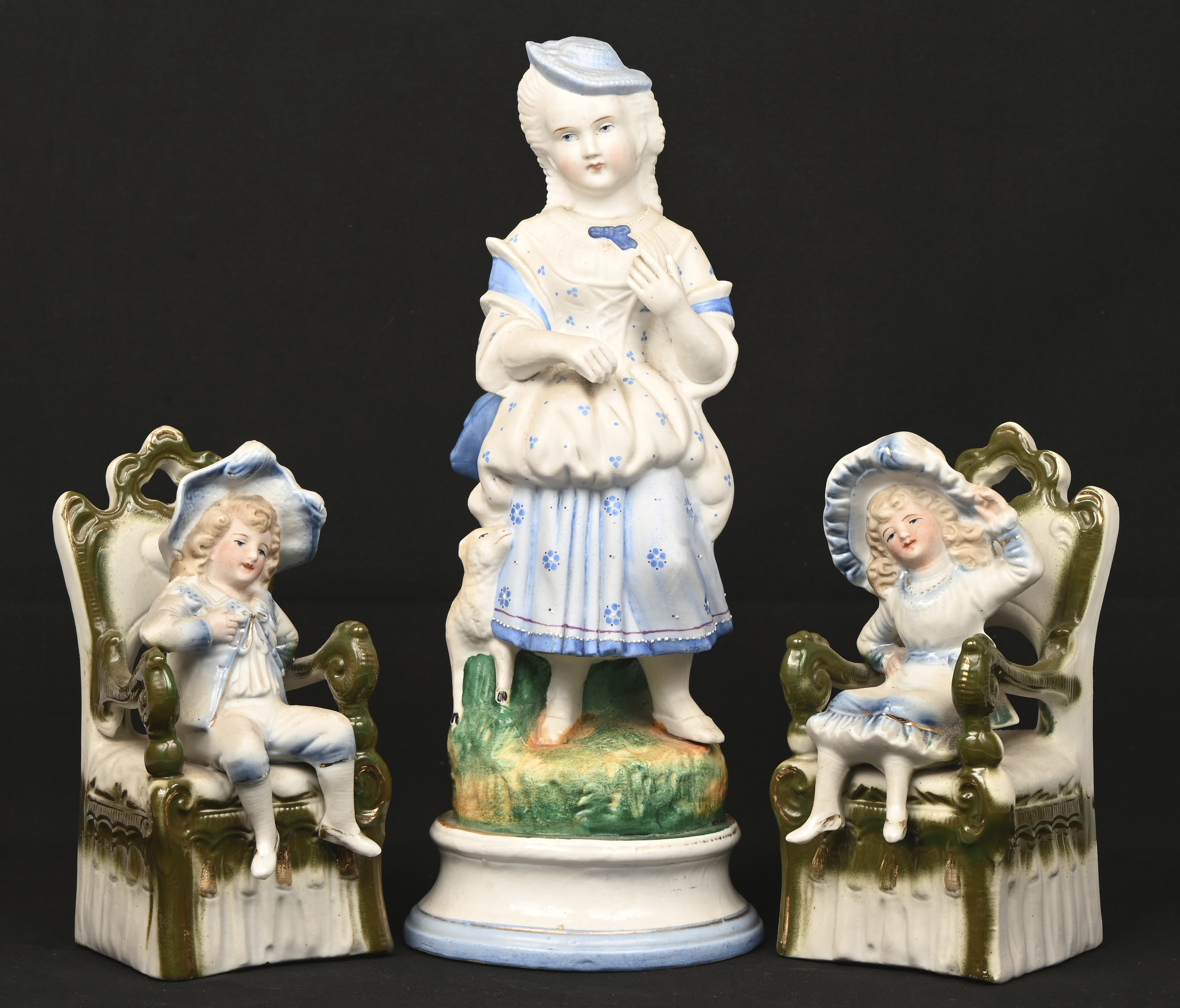 Een lot van 3 beeldjes, circa 1900, in meerkleurig biscuit Een lot van 3 beeldjes, circa 1900, in meerkleurig biscuit.