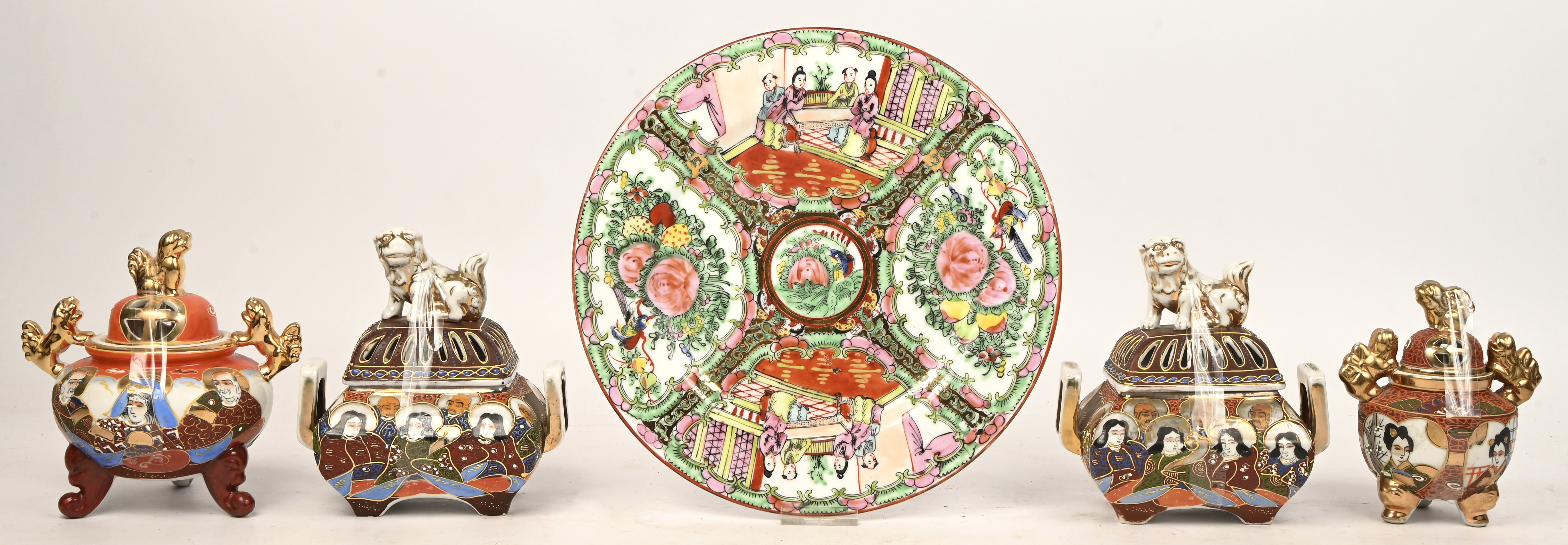 Een lot van 4 parfumbranders in Satsuma aardewerk, toegevoegd een Chinees porseleinen bord Een lot van 4 parfumbranders in Satsuma aardewerk, toegevoegd een Chinees porseleinen bord.