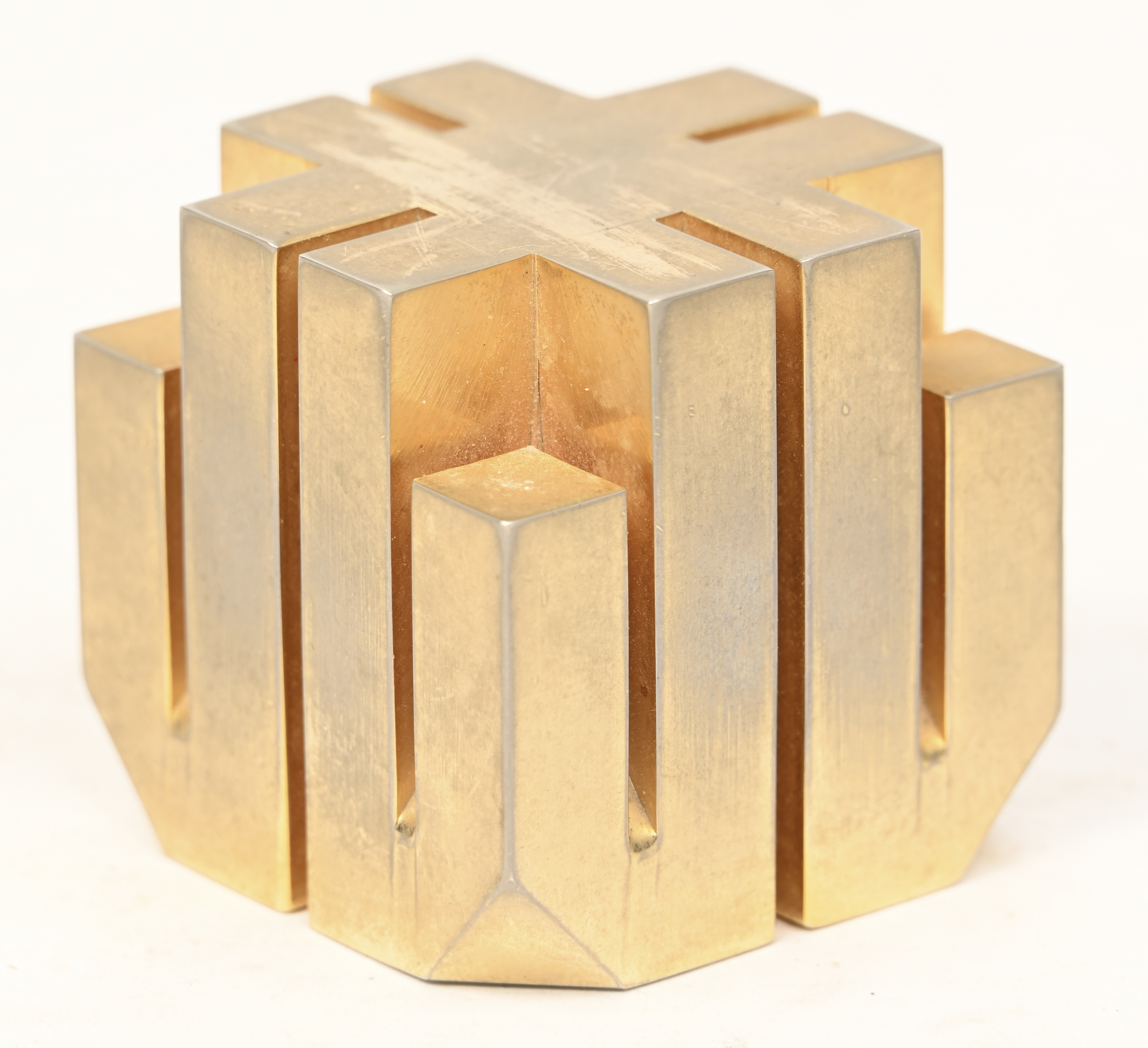 Een modernistische messing presse-papier Een modernistische messing presse-papier.