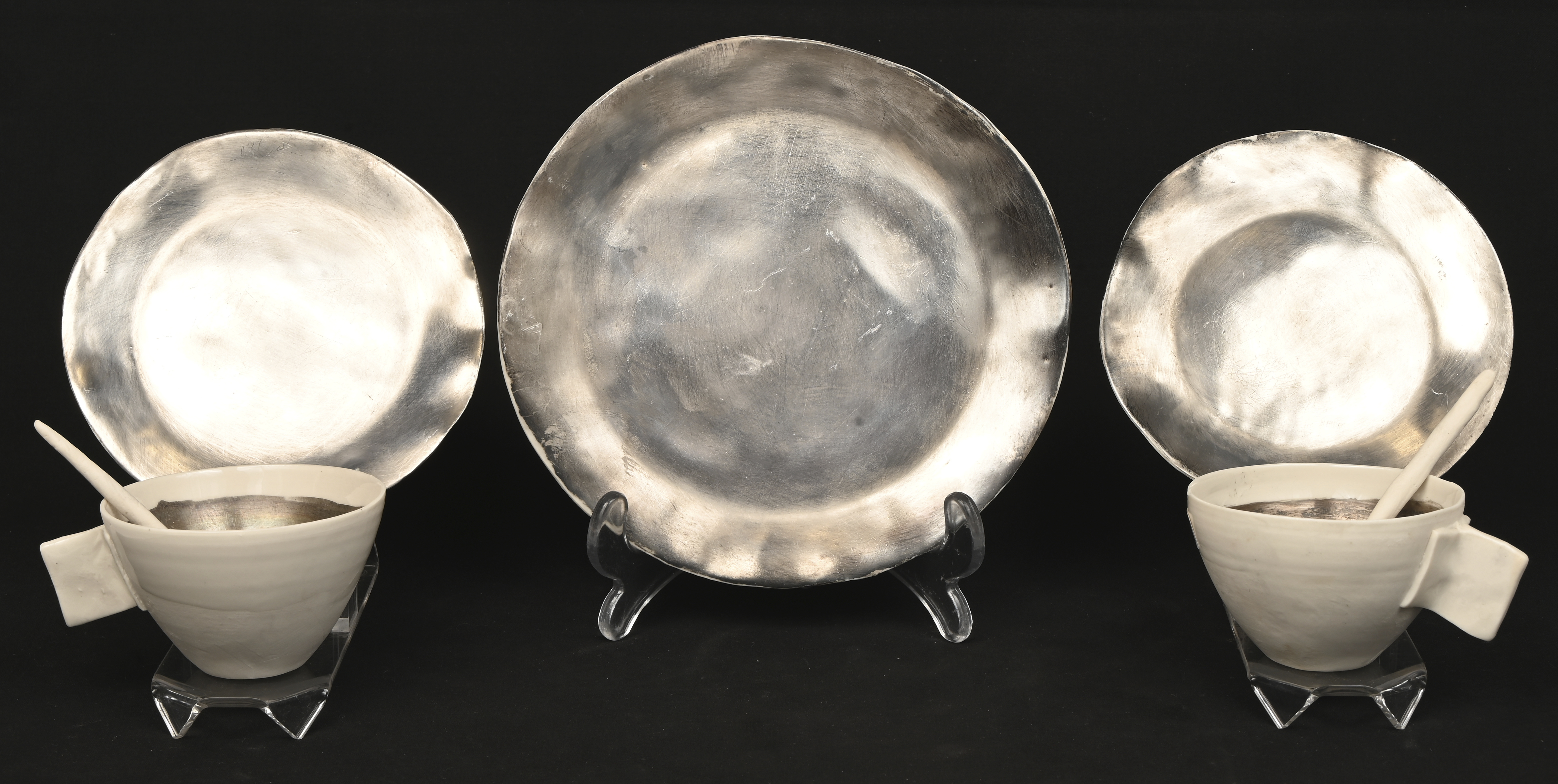 Een tète à tète in deels geglazuurd biscuit, gemonogrammeerd PK Een tète à tète in deels geglazuurd biscuit, gemonogrammeerd PK.