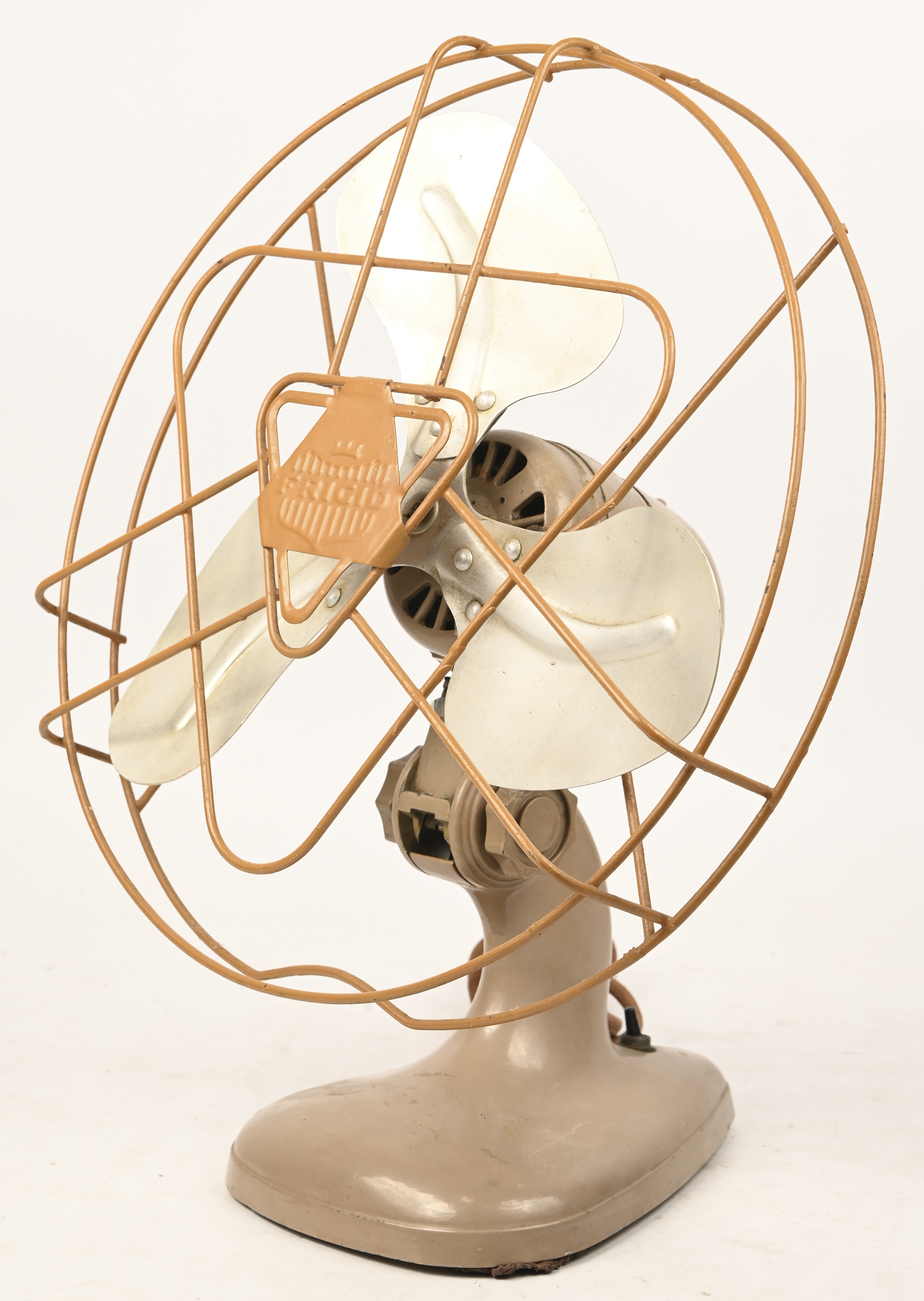 Een vintage ventilator, Frigid, werkend maar te herkabelen Een vintage ventilator, Frigid, werkend maar te herkabelen.