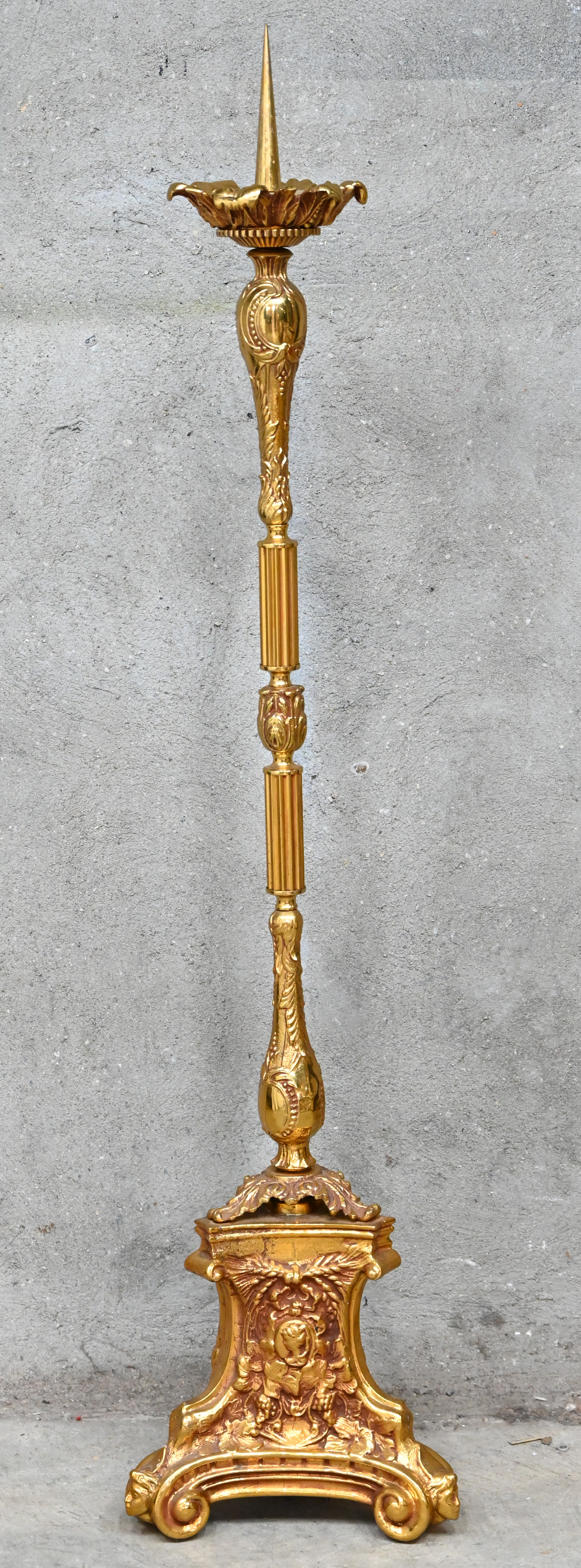Een verguld koperen kerkkandelaar, rijkelijk gedecoreerd Een verguld koperen kerkkandelaar, rijkelijk gedecoreerd.