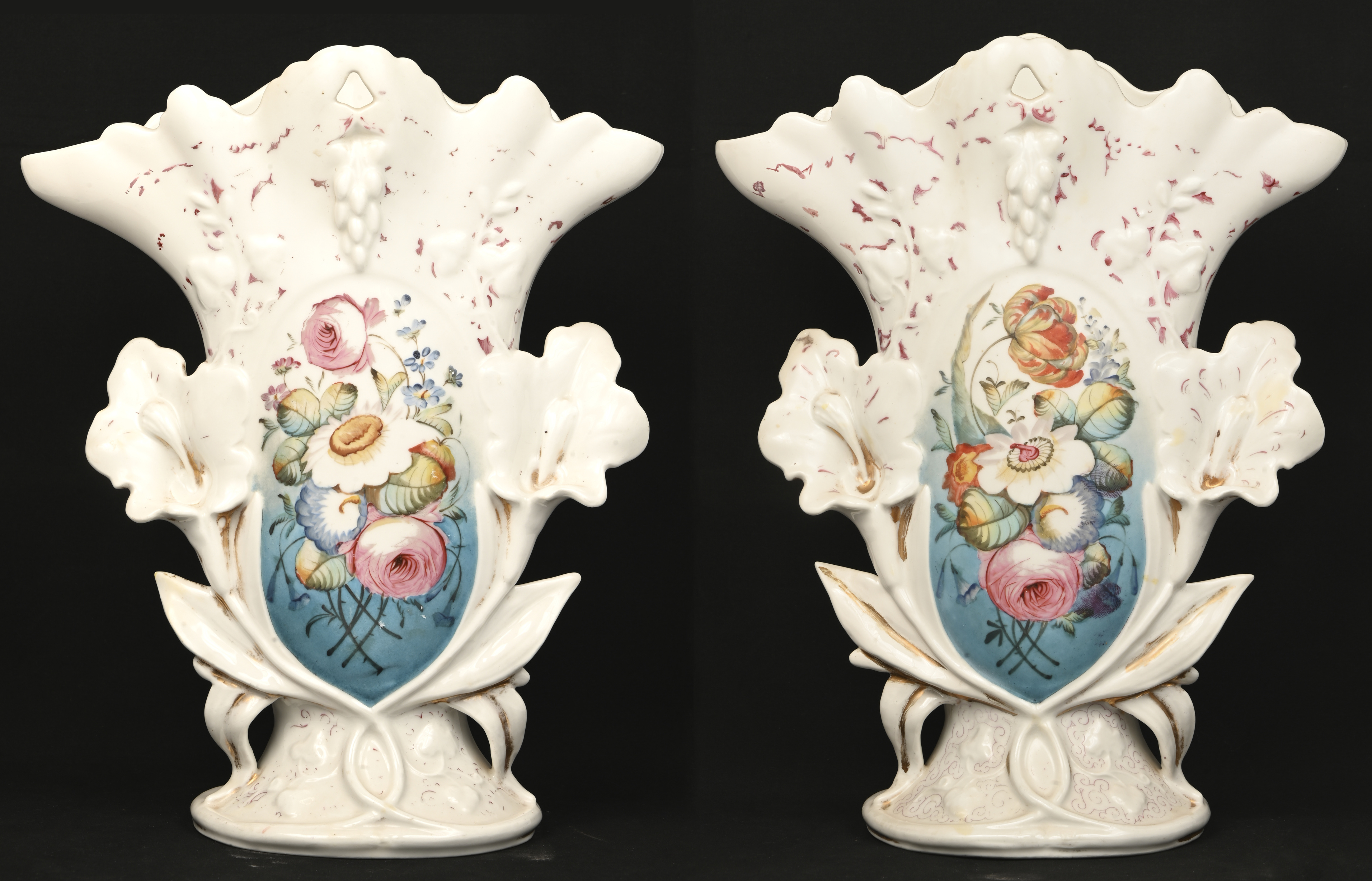 Een paar grote hoornvazen van Brussels porselein met een bloemendecor. Omstreeks 1900 Een paar grote hoornvazen van Brussels porselein met een bloemendecor. Omstreeks 1900.