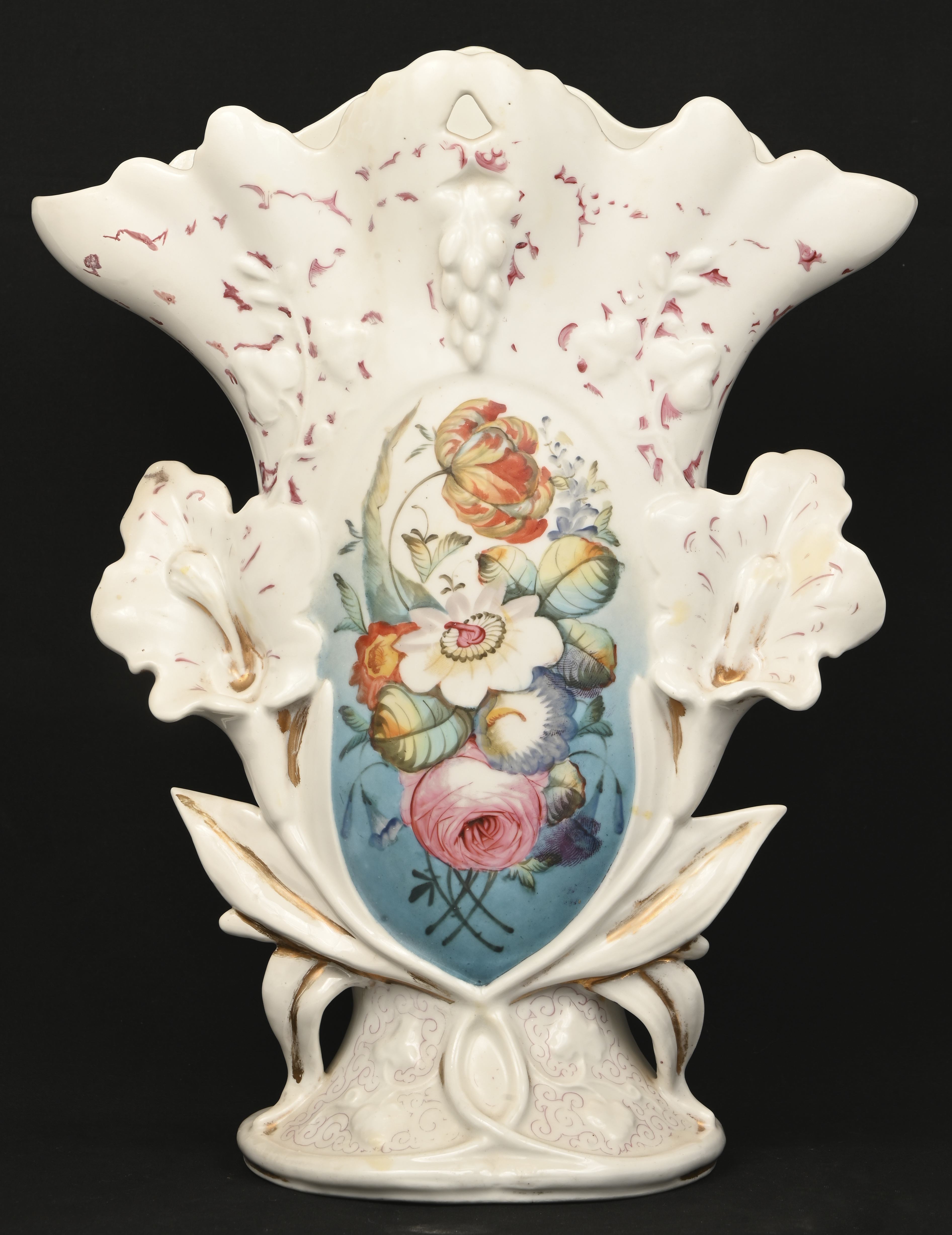 Een paar grote hoornvazen van Brussels porselein met een bloemendecor. Omstreeks 1900 Een paar grote hoornvazen van Brussels porselein met een bloemendecor. Omstreeks 1900.