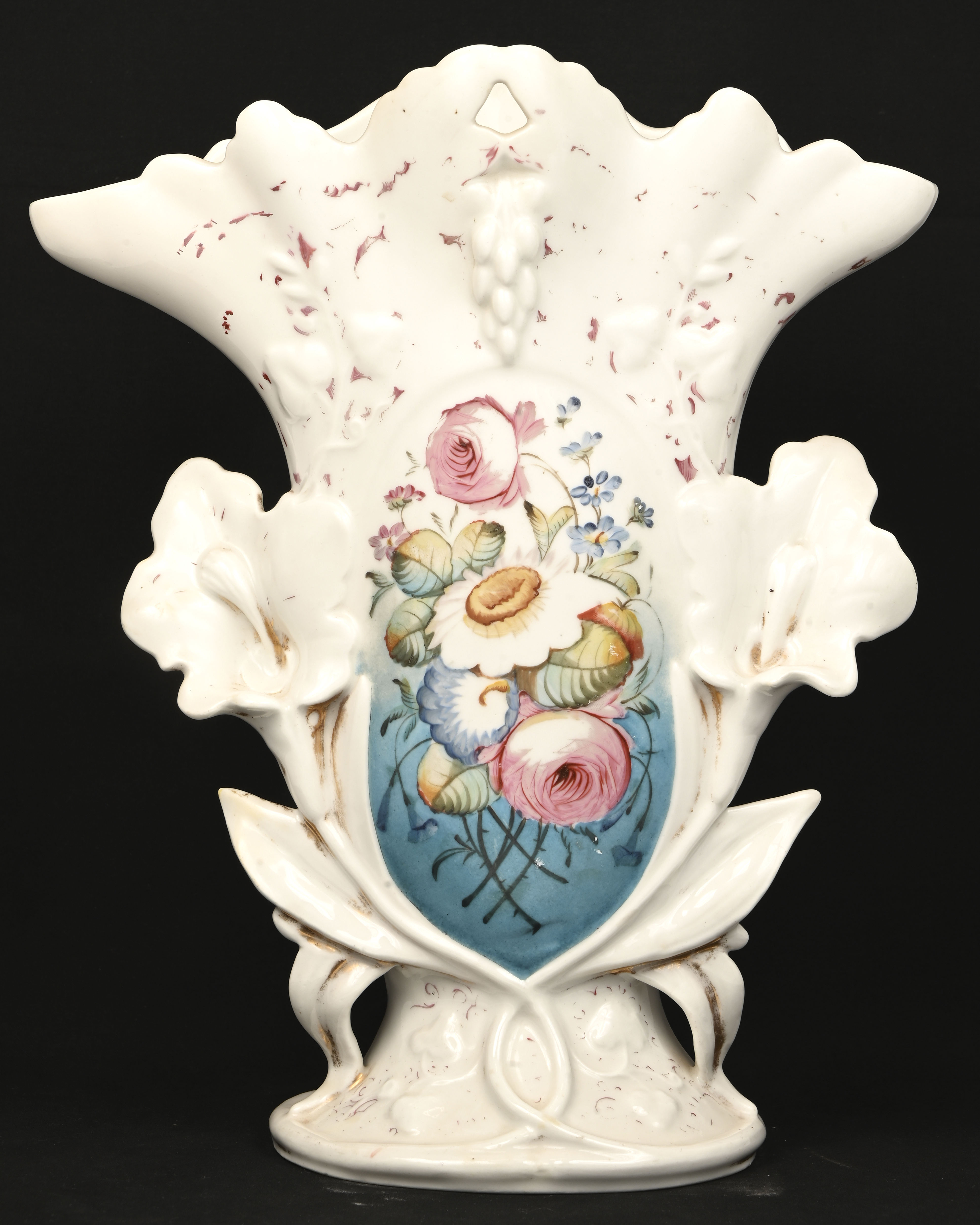 Een paar grote hoornvazen van Brussels porselein met een bloemendecor. Omstreeks 1900 Een paar grote hoornvazen van Brussels porselein met een bloemendecor. Omstreeks 1900.