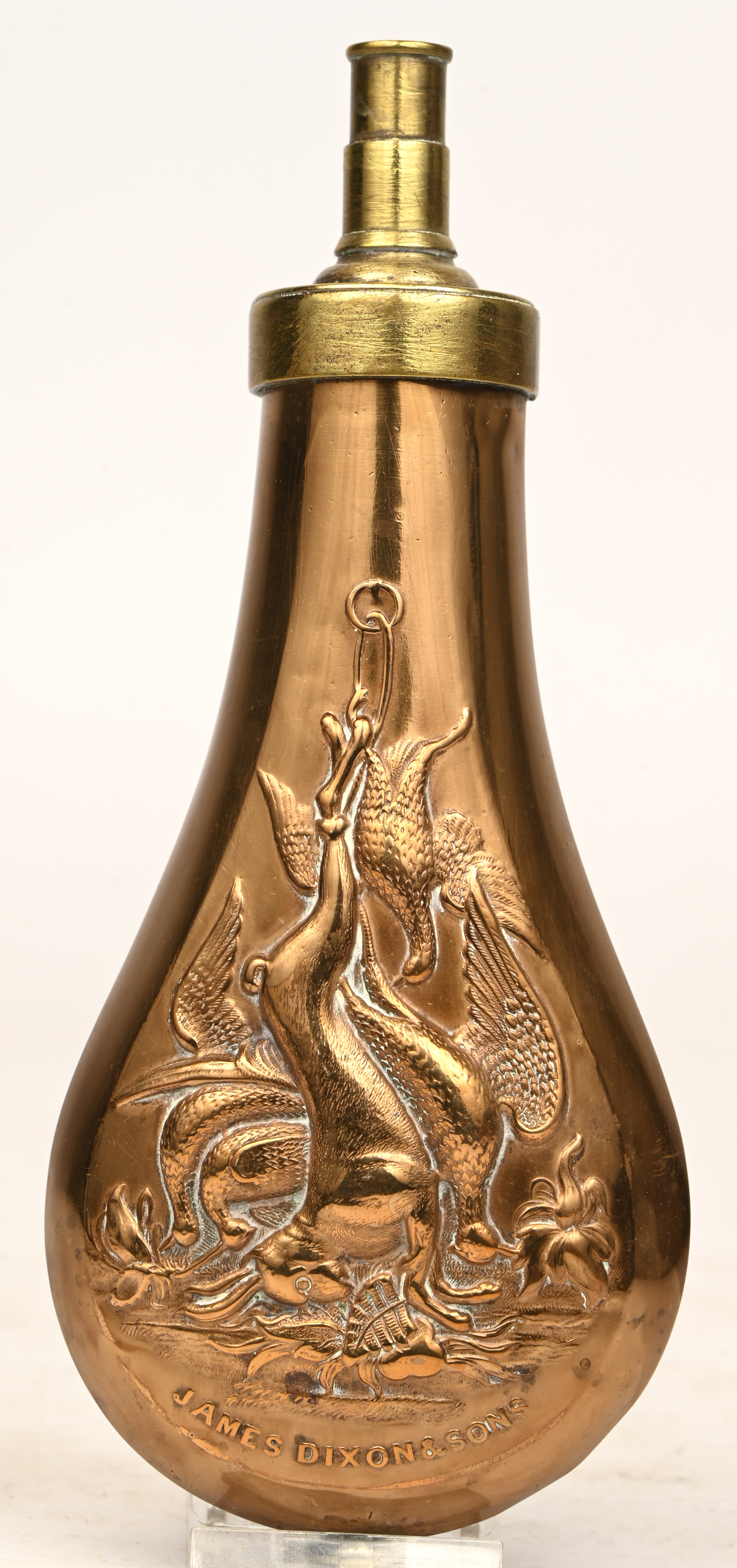 Een koperen kruitbus waarvan de verdeelkop ontbreekt, James Dixon & sons Een koperen kruitbus waarvan de verdeelkop ontbreekt, James Dixon & sons.