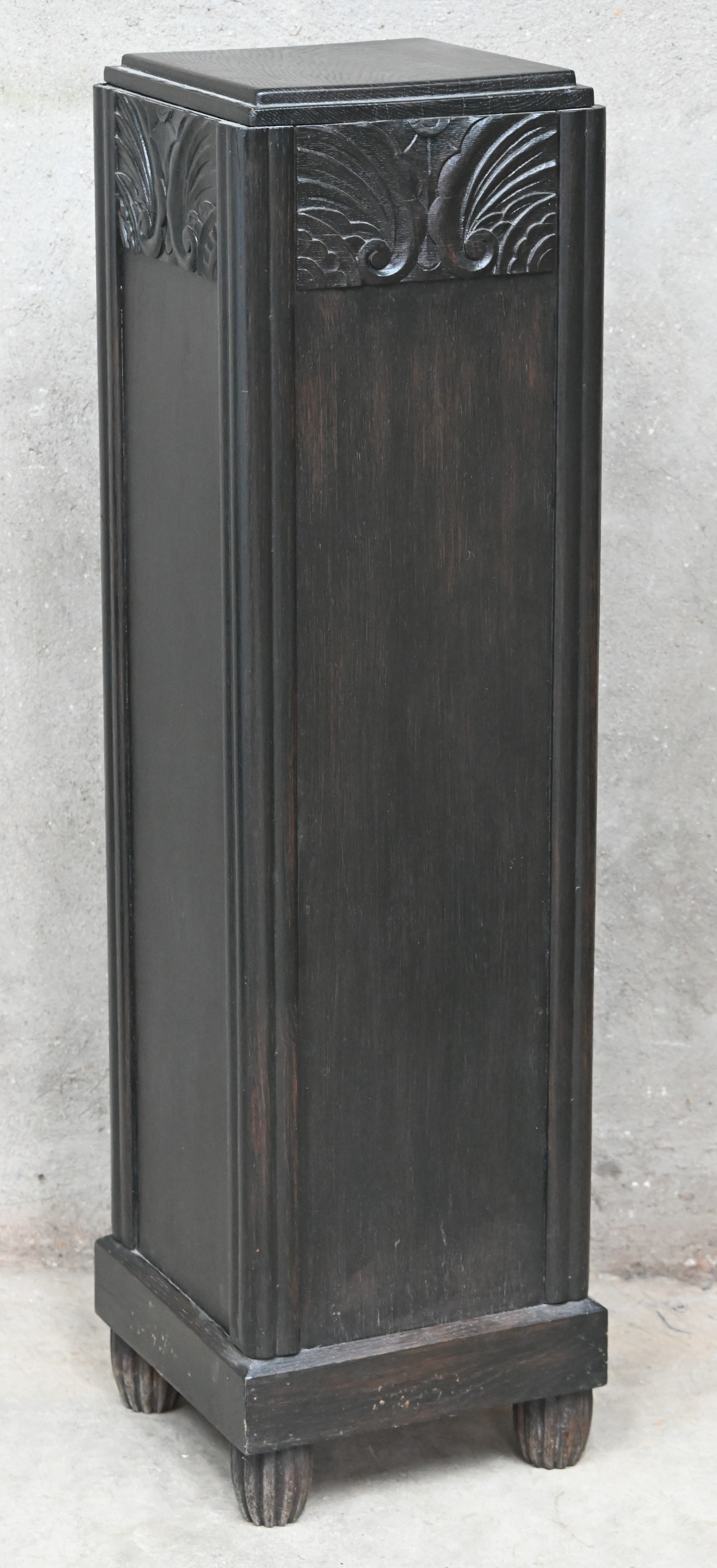 Een massief eikenhouten piedestal. Art-deco Een massief eikenhouten piedestal. Art-deco.