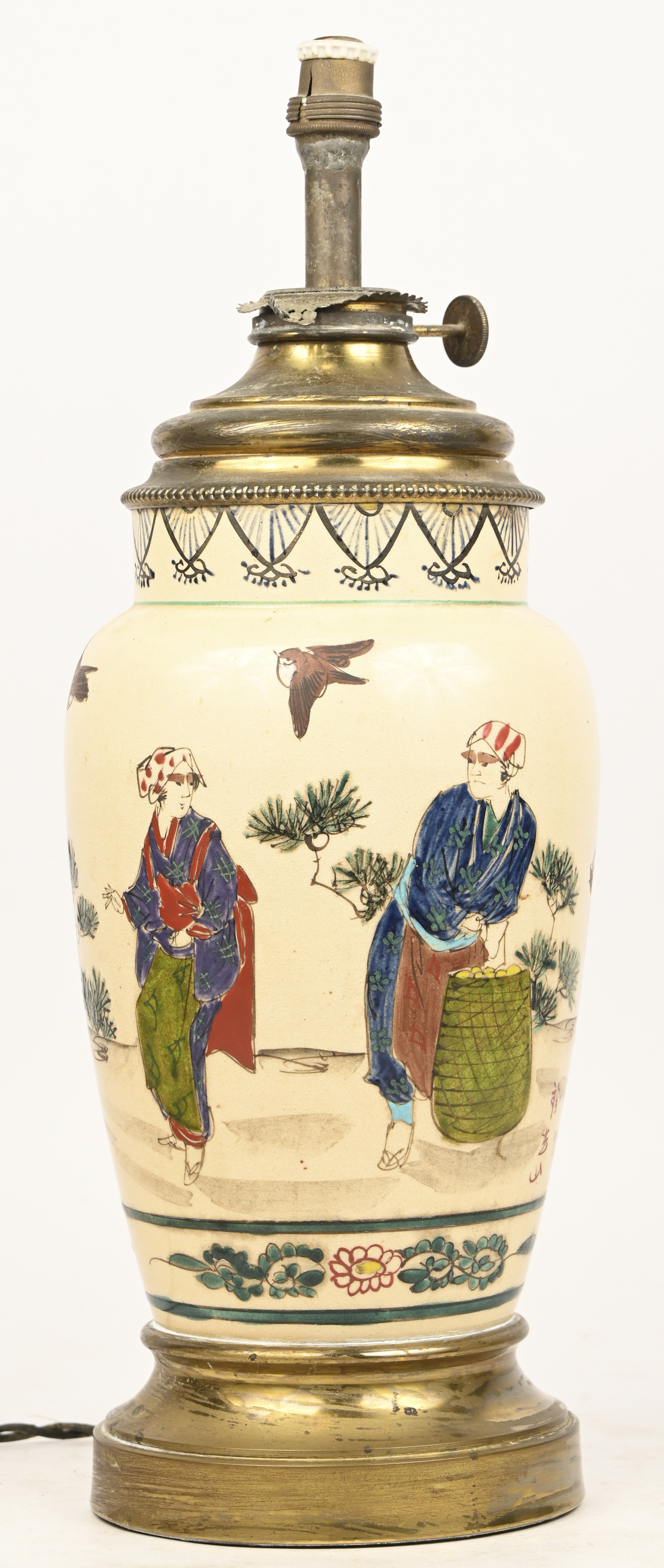 Een olielamp met als basis een antieke Japanse vaas, omgebouwd naar elektrische lamp. Te herbekabelen Een olielamp met als basis een antieke Japanse vaas, omgebouwd naar elektrische lamp. Te herbekabelen.