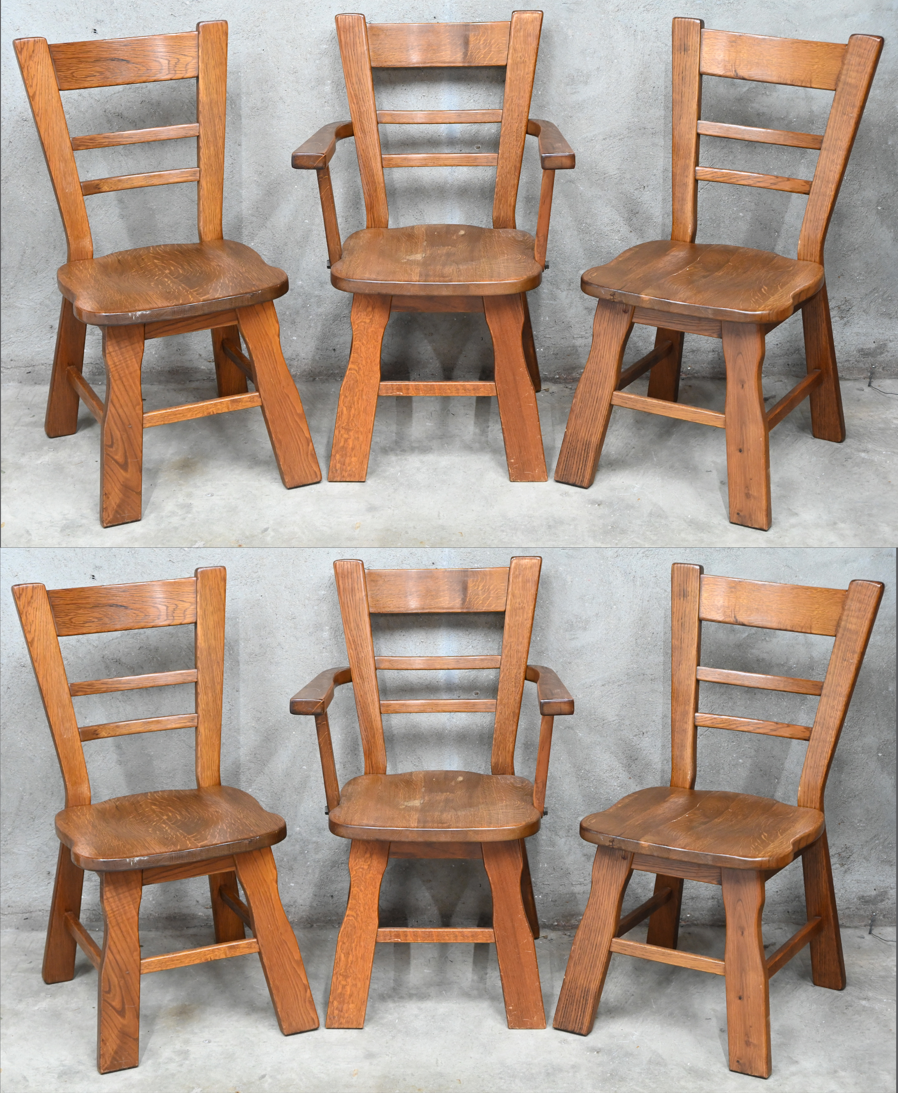 Een set van 6 massief eikenhouten stoelen, 2 met armleuningen, in brutalistische stijl Een set van 6 massief eikenhouten stoelen, 2 met armleuningen, in brutalistische stijl.