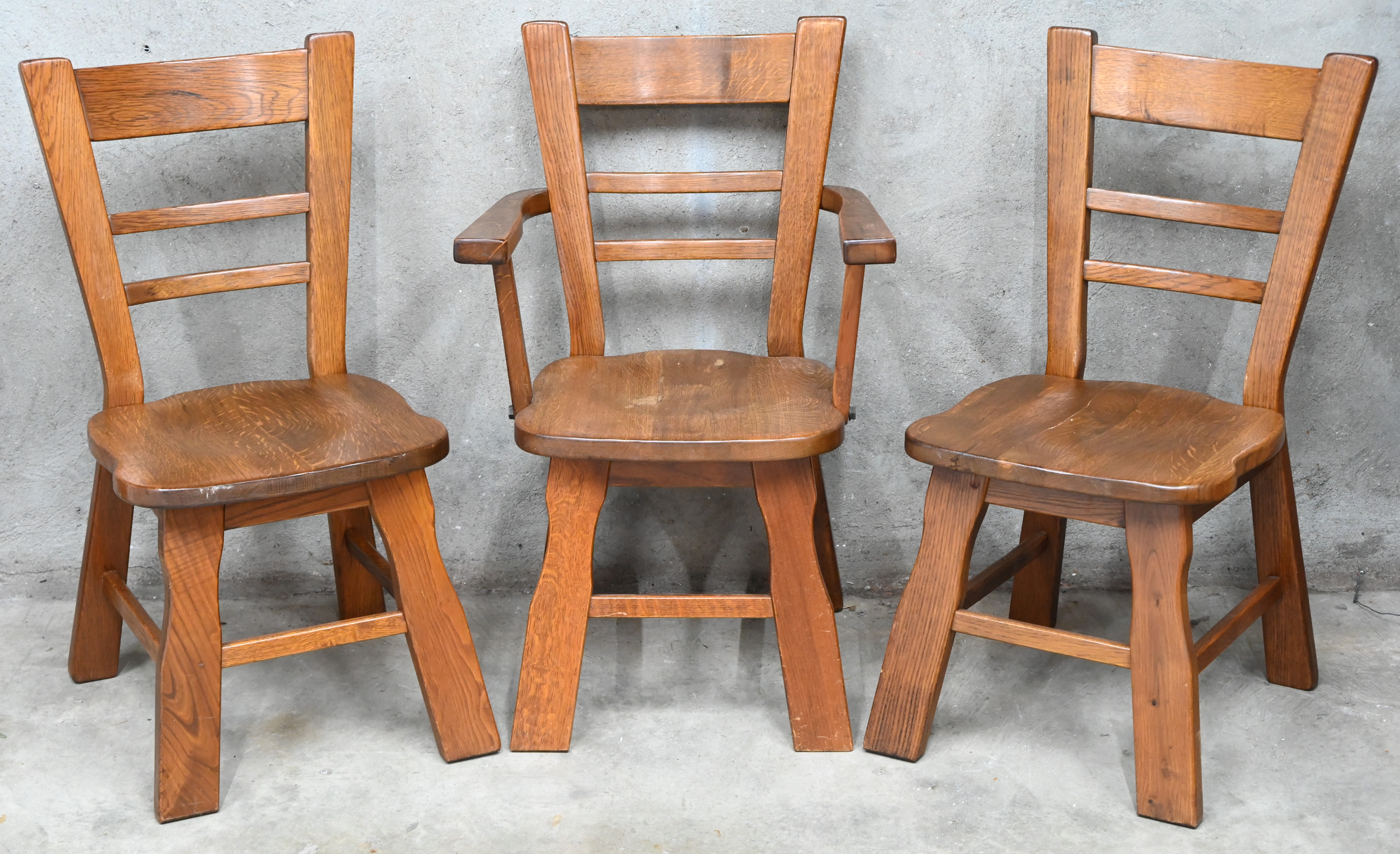 Een set van 6 massief eikenhouten stoelen, 2 met armleuningen, in brutalistische stijl Een set van 6 massief eikenhouten stoelen, 2 met armleuningen, in brutalistische stijl.