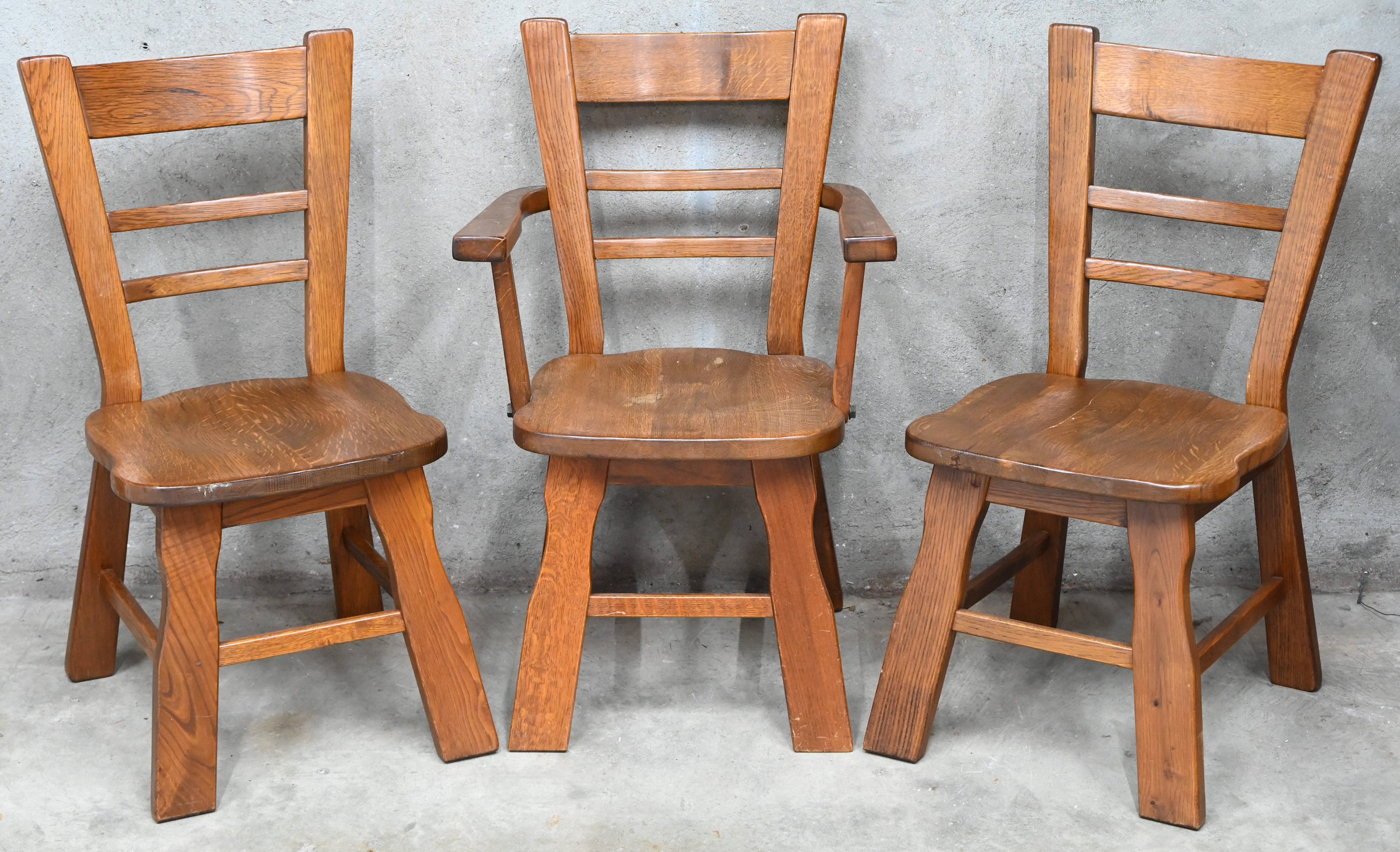 Een set van 6 massief eikenhouten stoelen, 2 met armleuningen, in brutalistische stijl Een set van 6 massief eikenhouten stoelen, 2 met armleuningen, in brutalistische stijl.