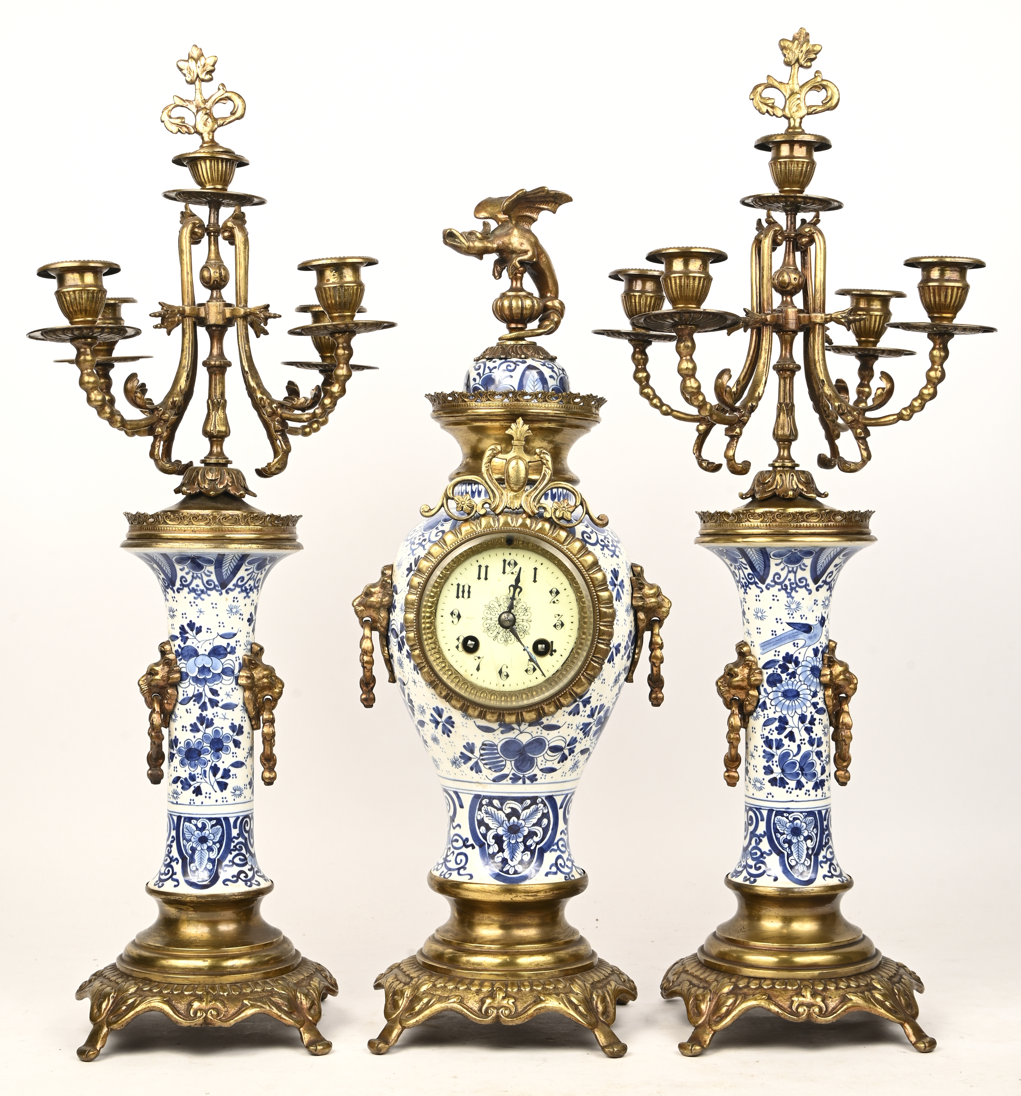 Een Delfts klokstel in 3 delen, gemerkt B en NP. Met drakenornament boven op de klok Een Delfts klokstel in 3 delen, gemerkt B en NP. Met drakenornament boven op de klok.