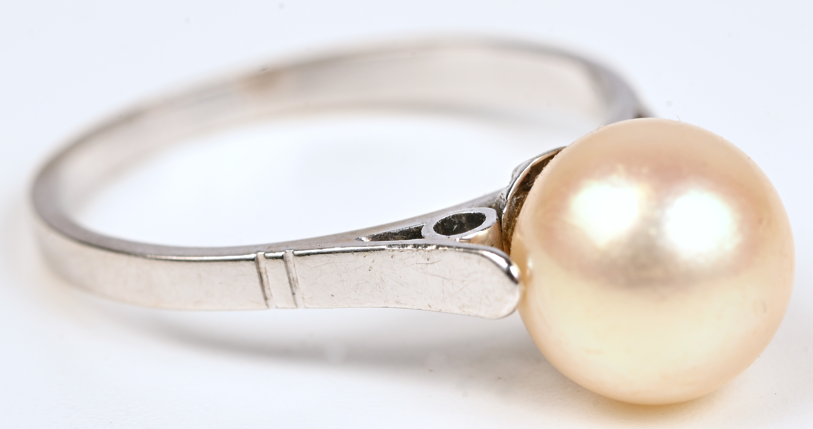 Een 18 kt witgouden ring bezet met een parel Een 18 kt witgouden ring bezet met een parel.