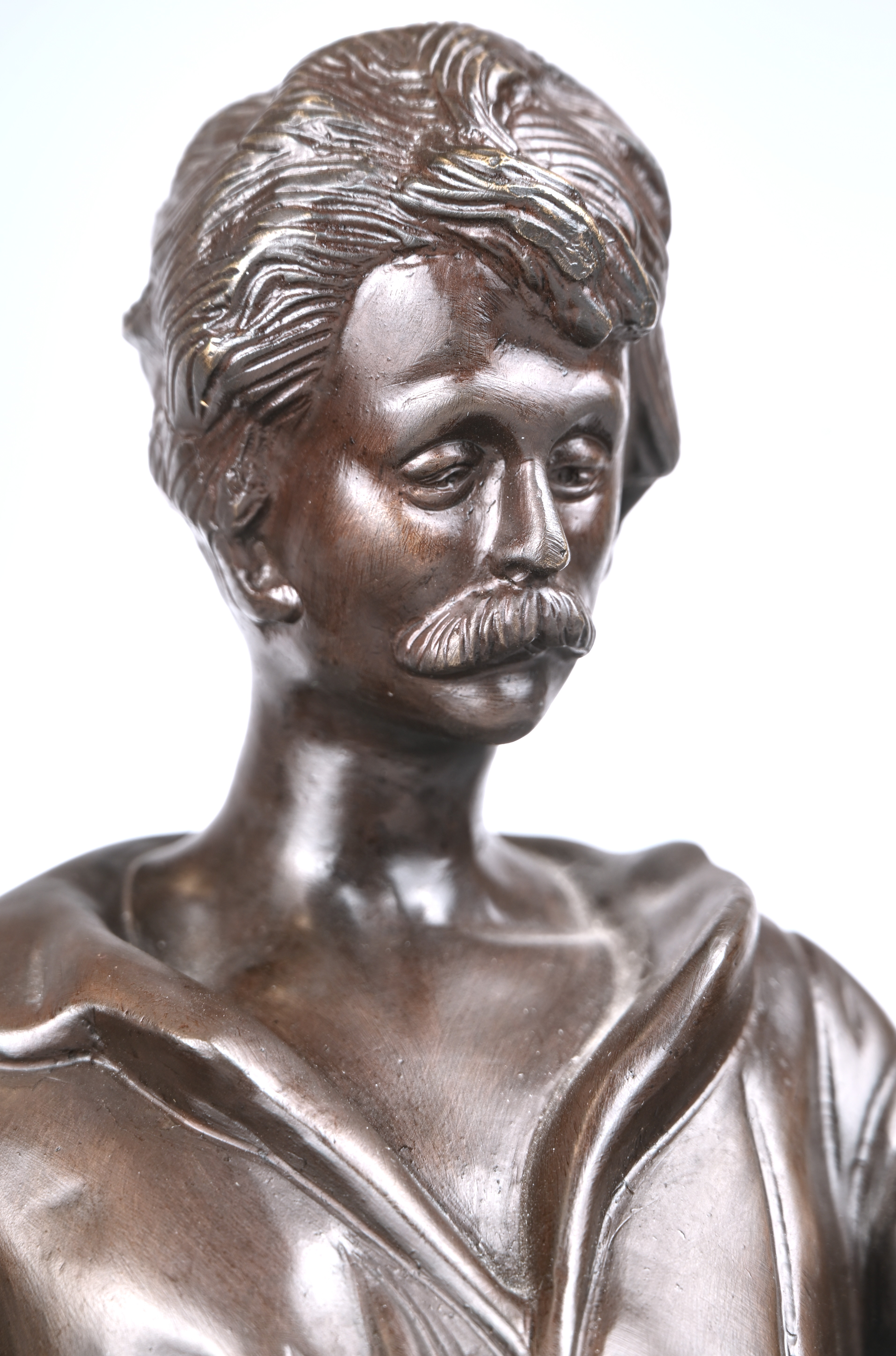 “Smid en zijn zoon”, een bronzen beeld op marmeren sokkel, naar Moreau “Smid en zijn zoon”, een bronzen beeld op marmeren sokkel, naar Moreau.