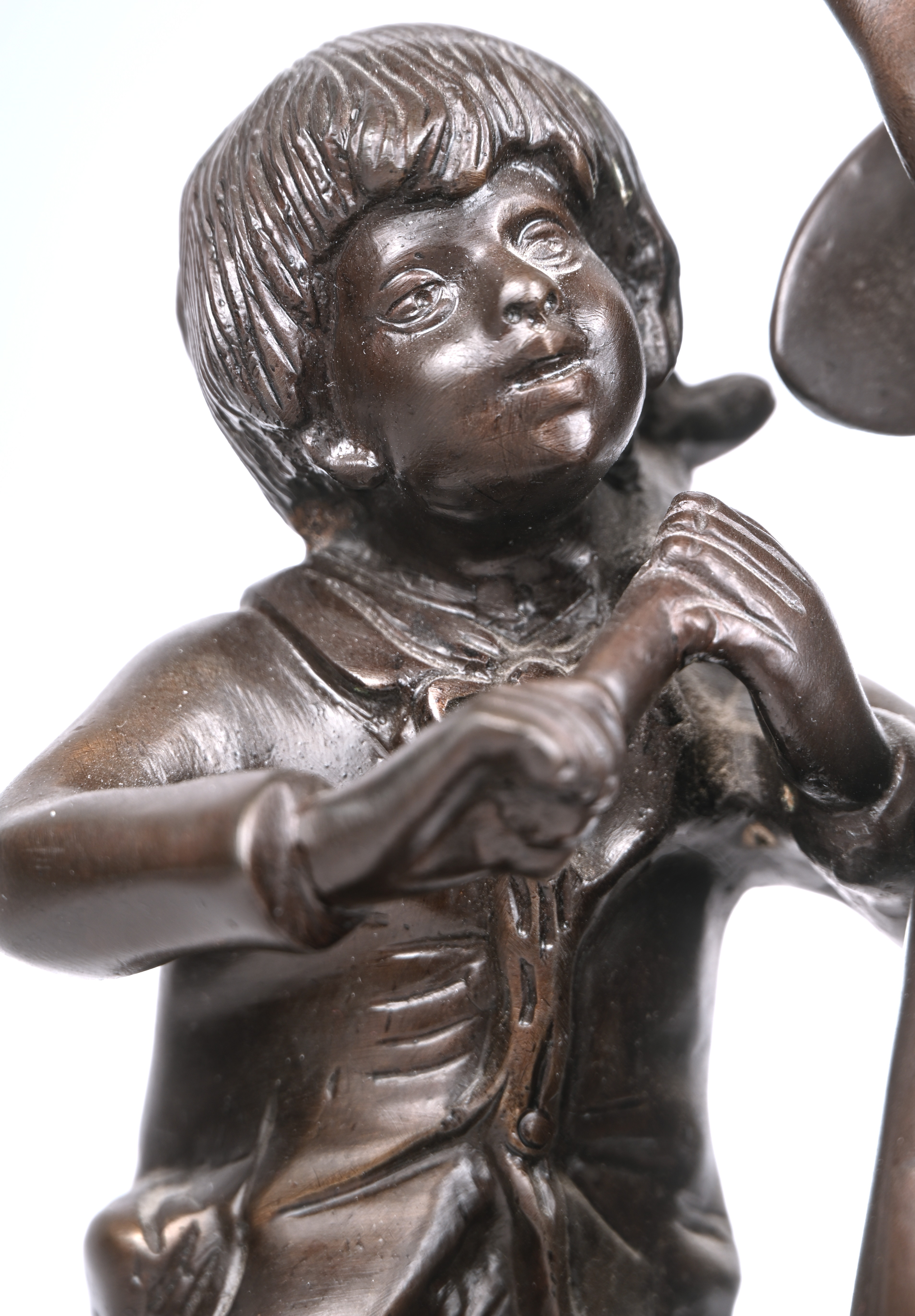 “Smid en zijn zoon”, een bronzen beeld op marmeren sokkel, naar Moreau “Smid en zijn zoon”, een bronzen beeld op marmeren sokkel, naar Moreau.