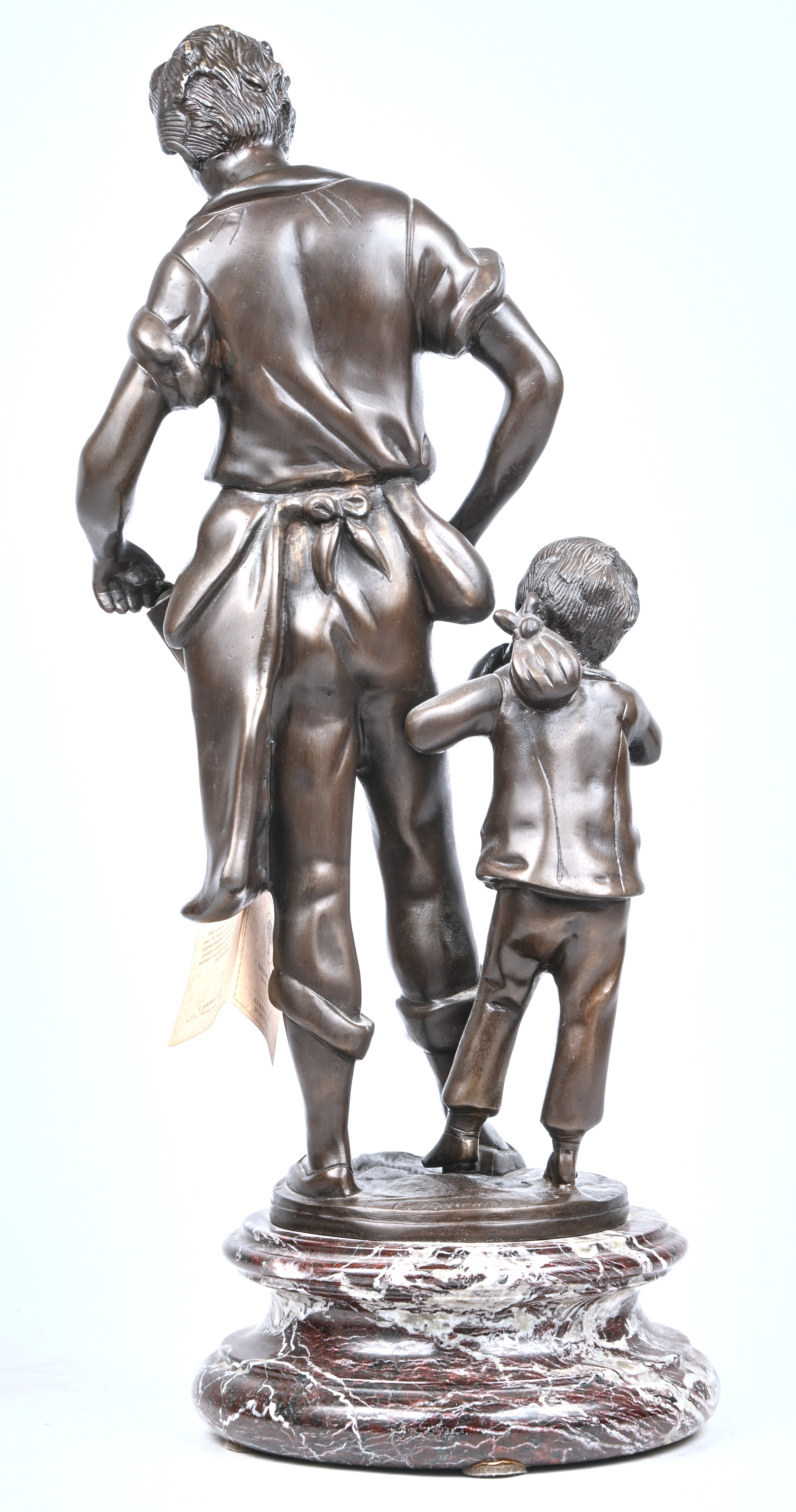 “Smid en zijn zoon”, een bronzen beeld op marmeren sokkel, naar Moreau “Smid en zijn zoon”, een bronzen beeld op marmeren sokkel, naar Moreau.