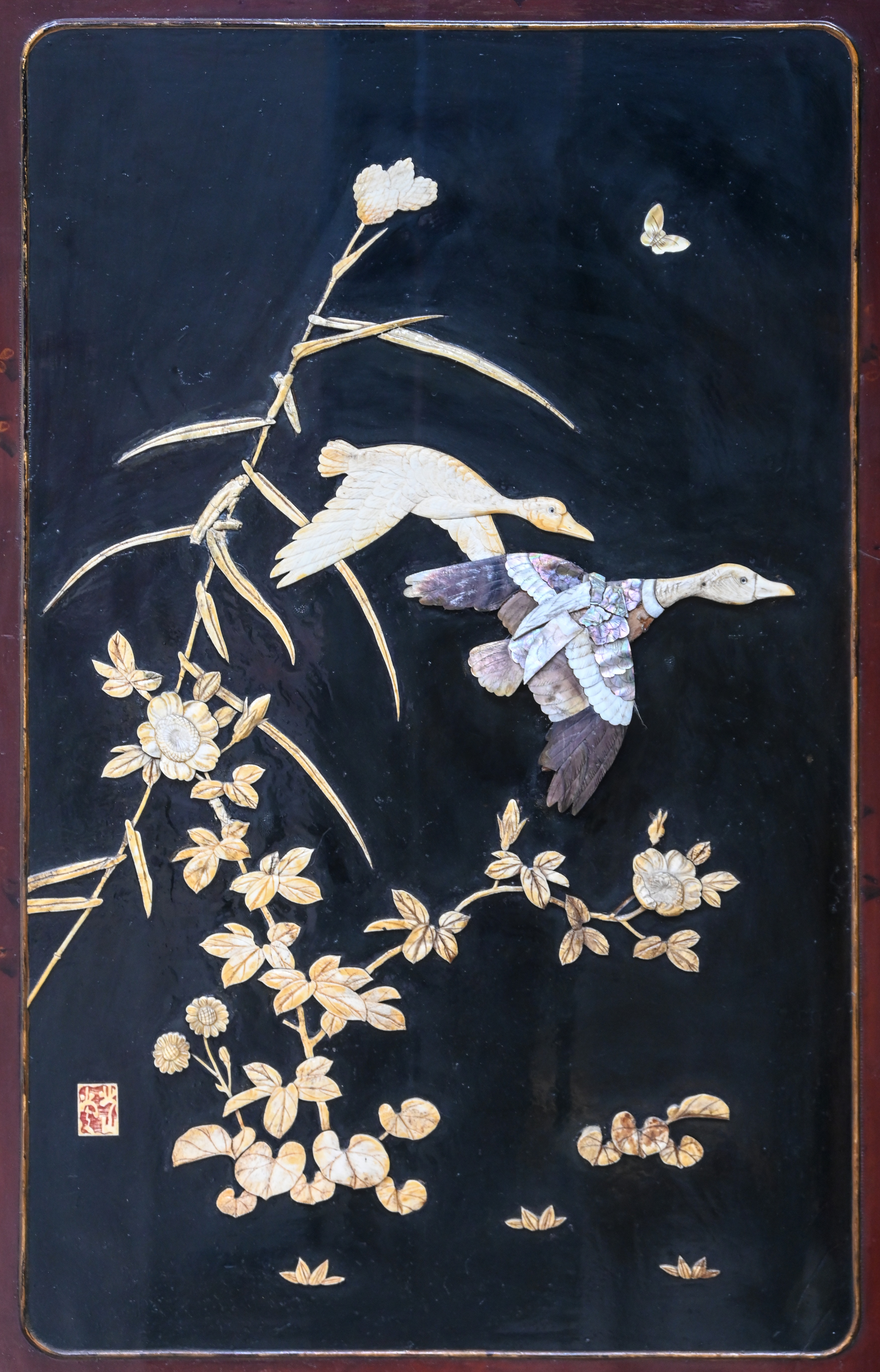 Een Aziatisch kamerscherm in twee delen. Van gesculpteerd hout, met planten en ganzen in hoogrelief. Meerdere kleine beschadigingen aan het reliëf Een Aziatisch kamerscherm in twee delen. Van gesculpteerd hout, met planten en ganzen in hoogrelief. Meerdere kleine beschadigingen aan het reliëf.