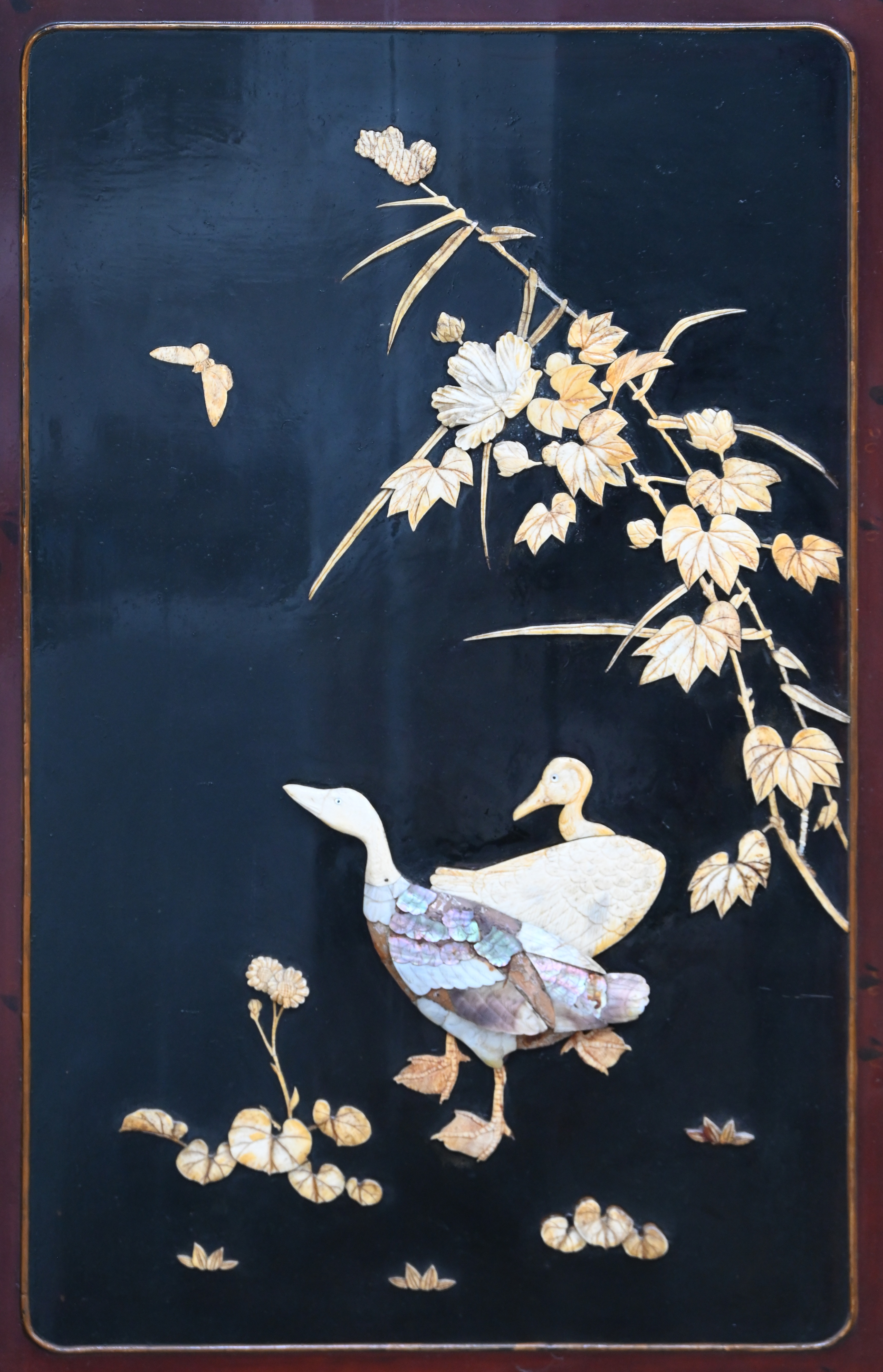 Een Aziatisch kamerscherm in twee delen. Van gesculpteerd hout, met planten en ganzen in hoogrelief. Meerdere kleine beschadigingen aan het reliëf Een Aziatisch kamerscherm in twee delen. Van gesculpteerd hout, met planten en ganzen in hoogrelief. Meerdere kleine beschadigingen aan het reliëf.