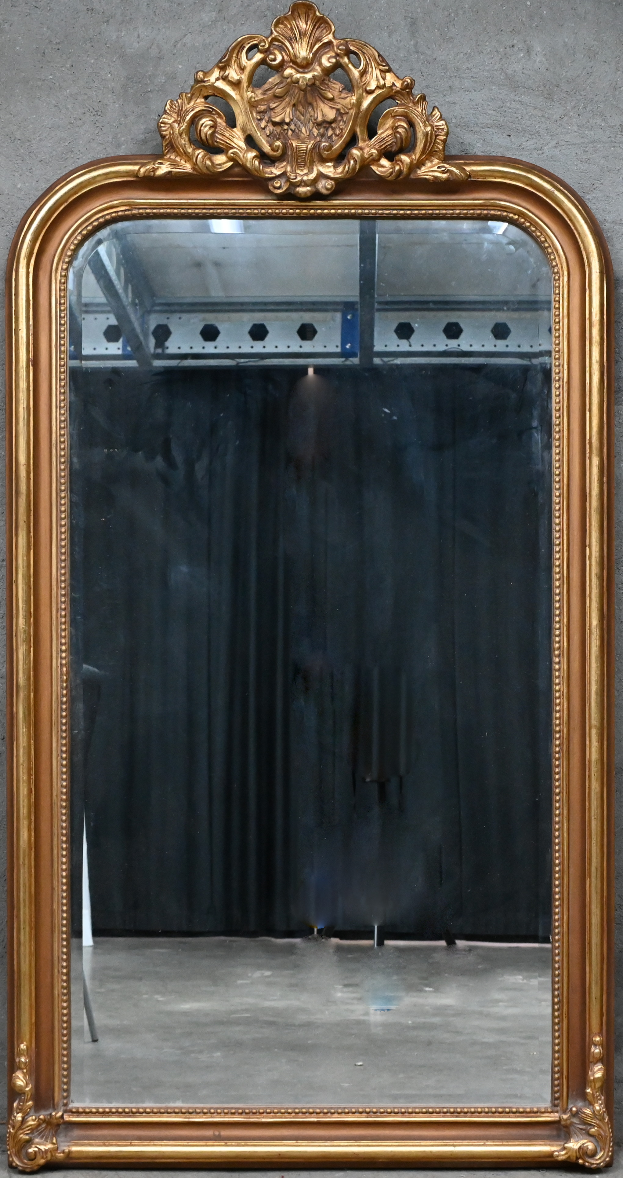 Een grote geslepen spiegel, vergulde kader met kuif Een grote geslepen spiegel, vergulde kader met kuif.